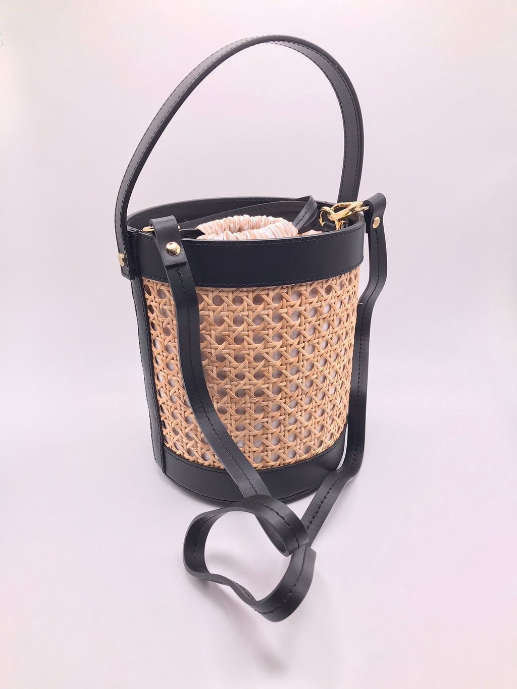 Mala de mão estilo cesto balde em ranhura com detalhes em pele preta, bolsa de palha feminina para verão e praia com alça ajustável removível