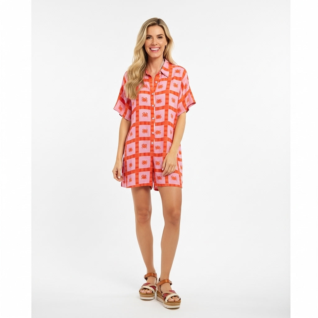 MACACÃO AMORADO LILAS SHORTS ESTAMPA CARANGUEIJO BOTÕES FRONTAL BOLSOS LATERAL