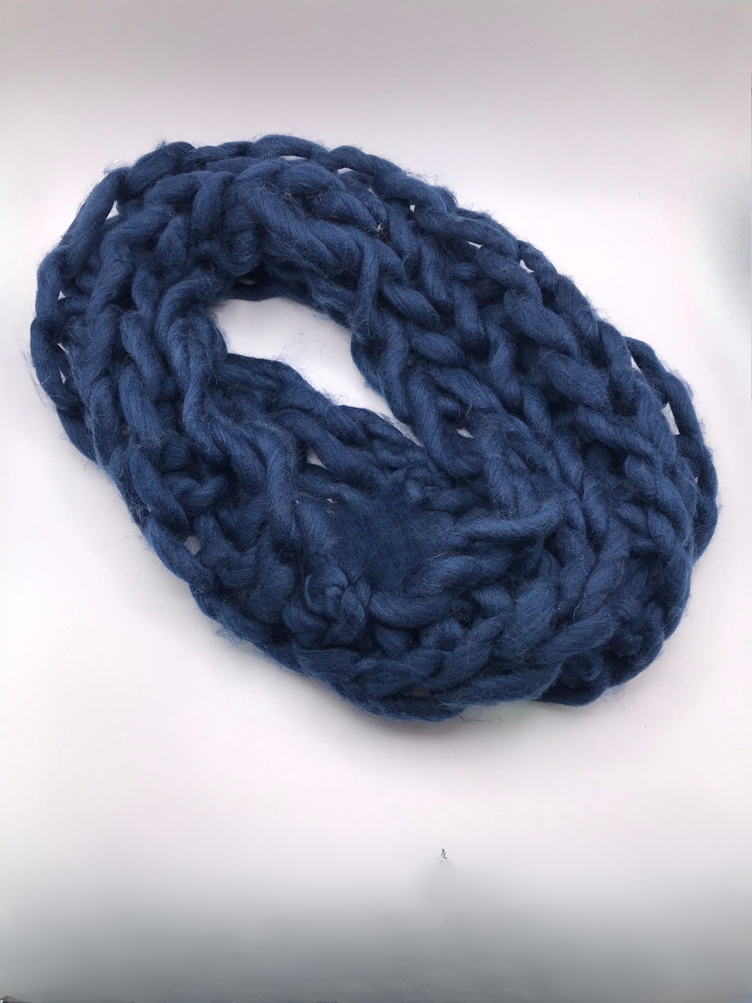 CACHECOL LÃ AZUL MARINHO CIRCULAR