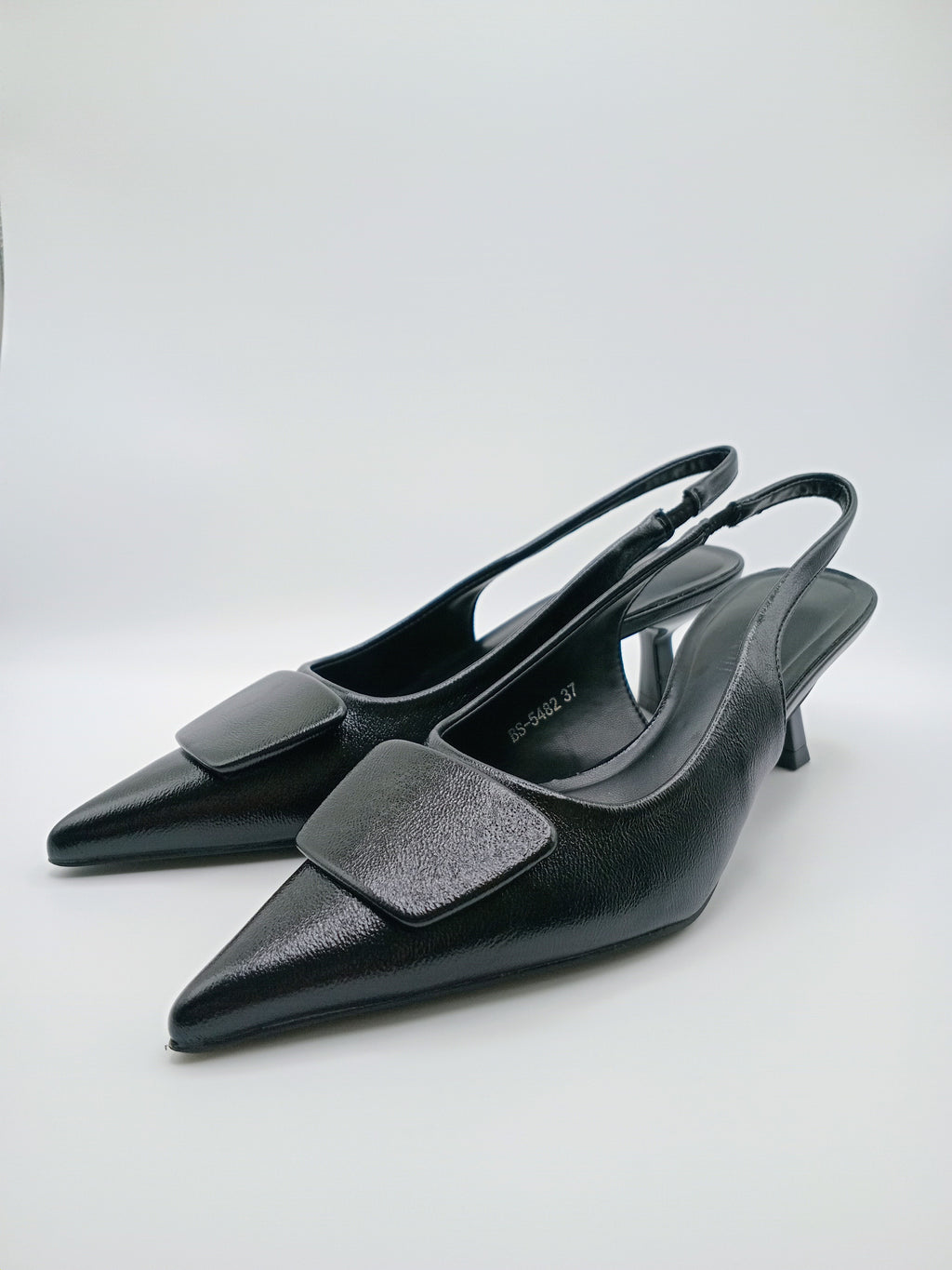 Sapatos de Salto Médio Slingback Buonarotti Mulher; Pumps Pretos de Bico Fino com Tira de Calcanhar; Calçado Elegante para o Dia a Dia e Escritório