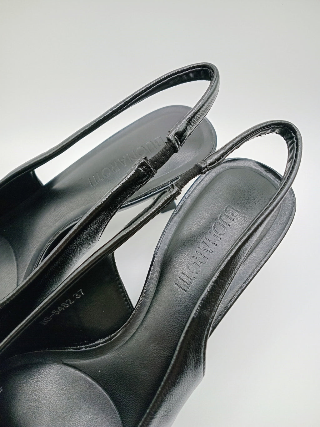 Sapatos de Salto Médio Slingback Buonarotti Mulher; Pumps Pretos de Bico Fino com Tira de Calcanhar; Calçado Elegante para o Dia a Dia e Escritório