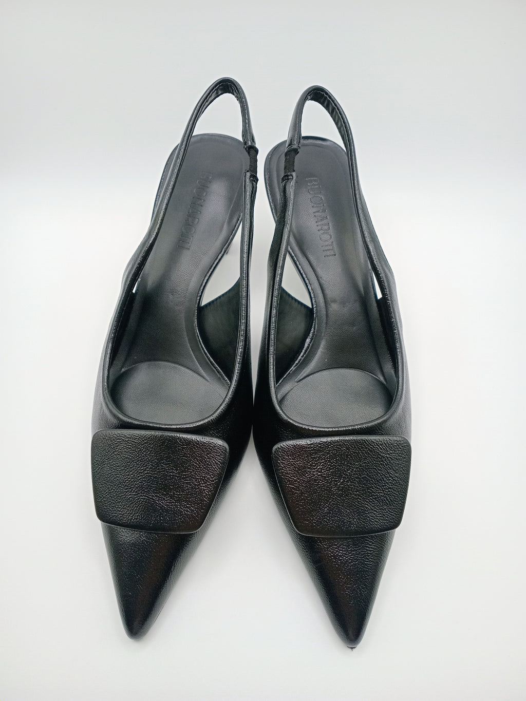 Sapatos de Salto Médio Slingback Buonarotti Mulher; Pumps Pretos de Bico Fino com Tira de Calcanhar; Calçado Elegante para o Dia a Dia e Escritório