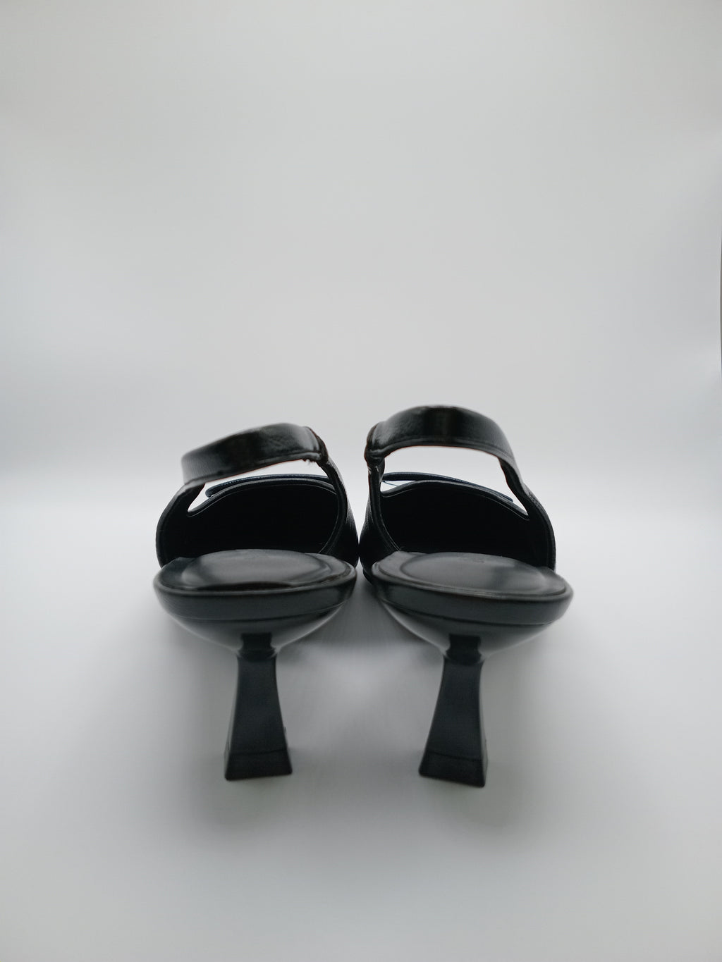 Sapatos de Salto Médio Slingback Buonarotti Mulher; Pumps Pretos de Bico Fino com Tira de Calcanhar; Calçado Elegante para o Dia a Dia e Escritório