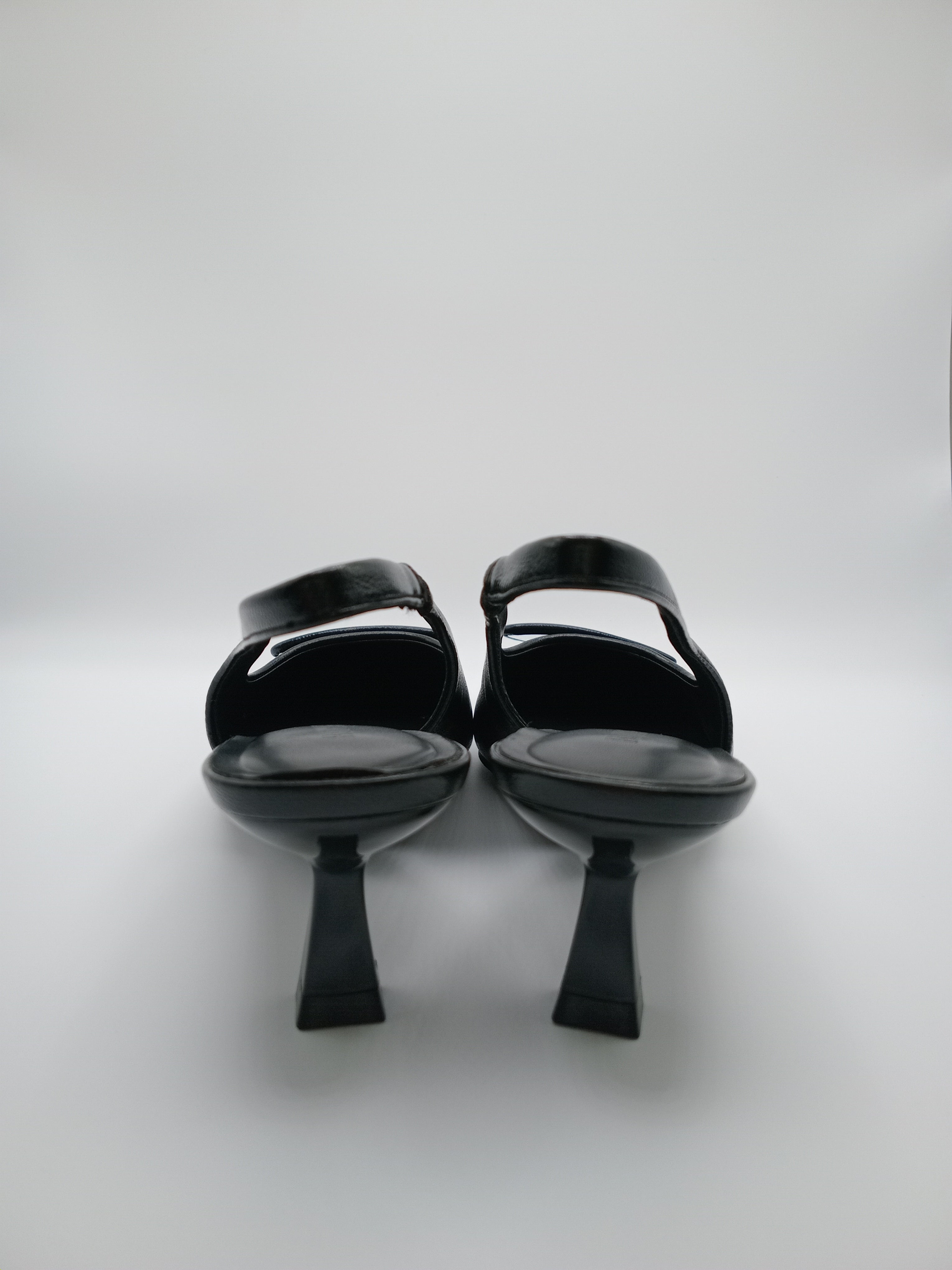 Sapatos de Salto Médio Slingback Buonarotti Mulher; Pumps Pretos de Bico Fino com Tira de Calcanhar; Calçado Elegante para o Dia a Dia e Escritório