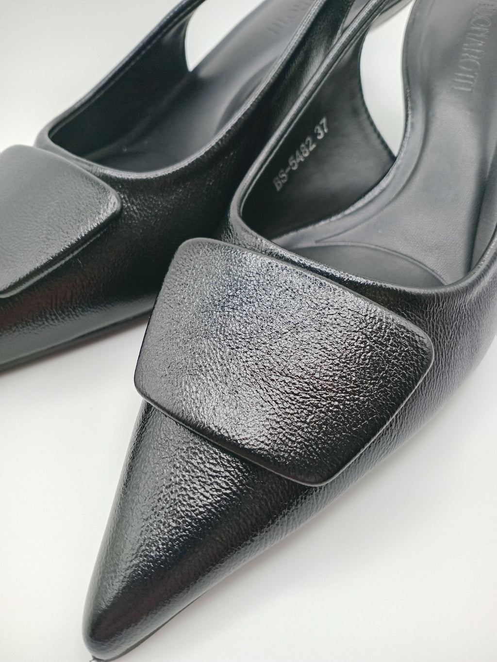 Sapatos de Salto Médio Slingback Buonarotti Mulher; Pumps Pretos de Bico Fino com Tira de Calcanhar; Calçado Elegante para o Dia a Dia e Escritório