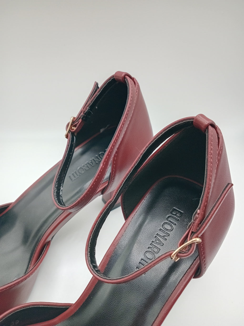 Sapatos de Salto Alto Buonarotti Mulher; Pumps Vermelho Bordo Escuro de Bico Fino com Tira no Tornozelo; Calçado Elegante de Festa e Cerimónia