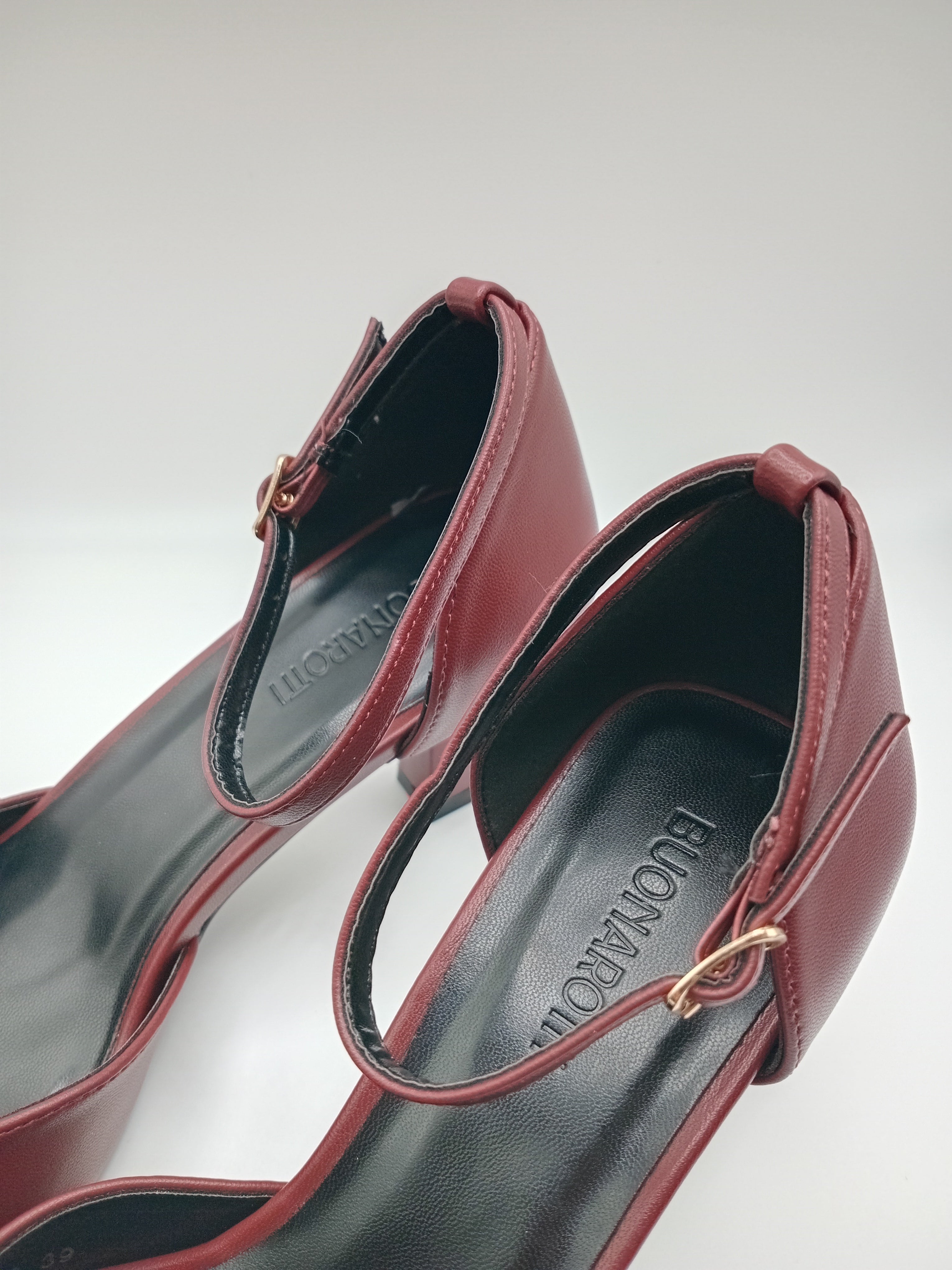 Sapatos de Salto Alto Buonarotti Mulher; Pumps Vermelho Bordo Escuro de Bico Fino com Tira no Tornozelo; Calçado Elegante de Festa e Cerimónia