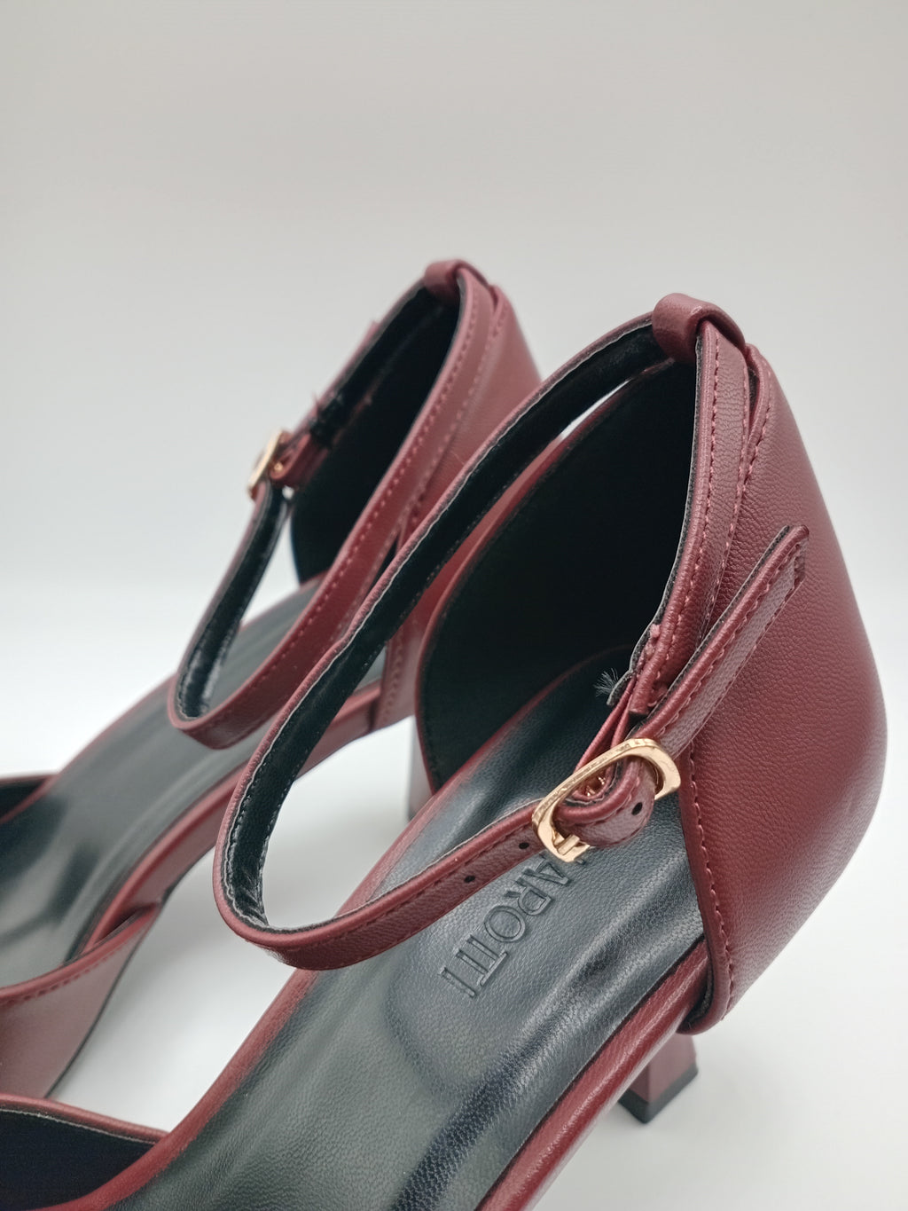 Sapatos de Salto Alto Buonarotti Mulher; Pumps Vermelho Bordo Escuro de Bico Fino com Tira no Tornozelo; Calçado Elegante de Festa e Cerimónia