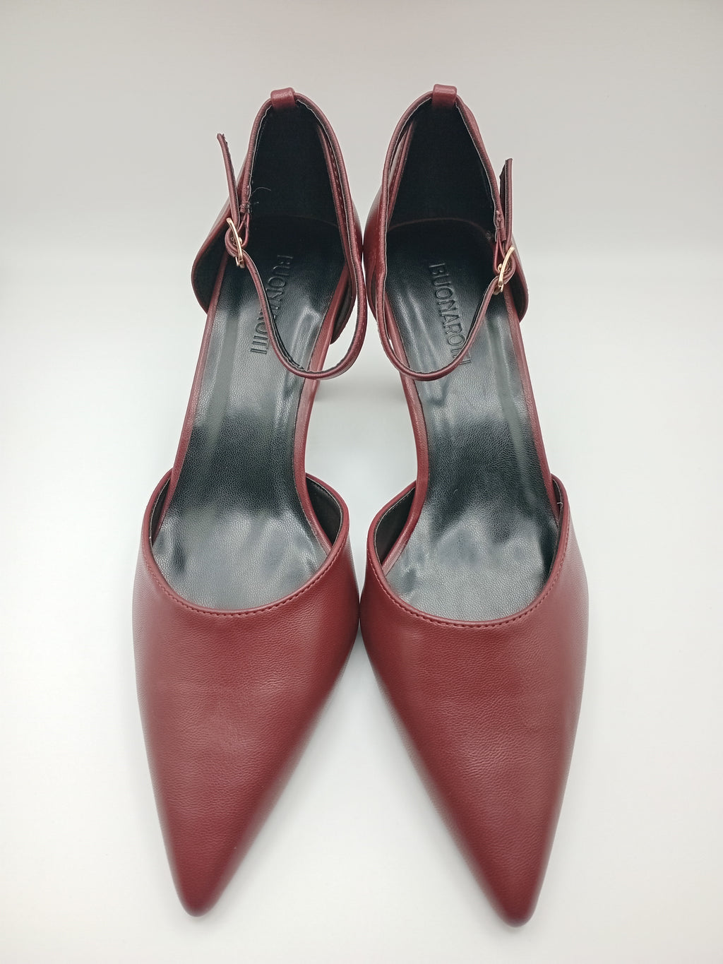 Sapatos de Salto Alto Buonarotti Mulher; Pumps Vermelho Bordo Escuro de Bico Fino com Tira no Tornozelo; Calçado Elegante de Festa e Cerimónia