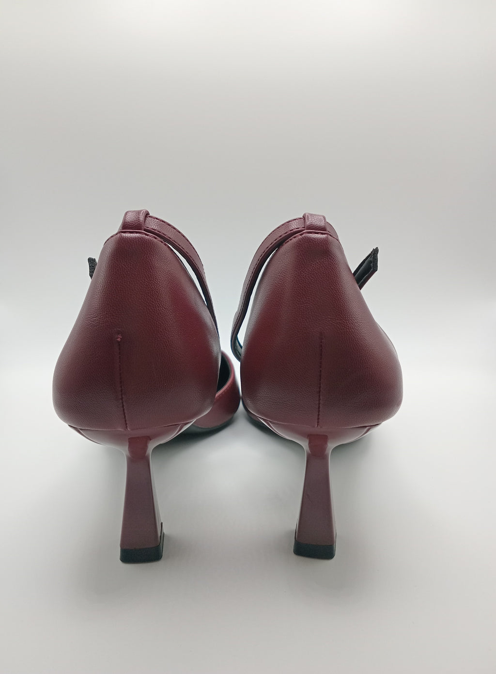 Sapatos de Salto Alto Buonarotti Mulher; Pumps Vermelho Bordo Escuro de Bico Fino com Tira no Tornozelo; Calçado Elegante de Festa e Cerimónia