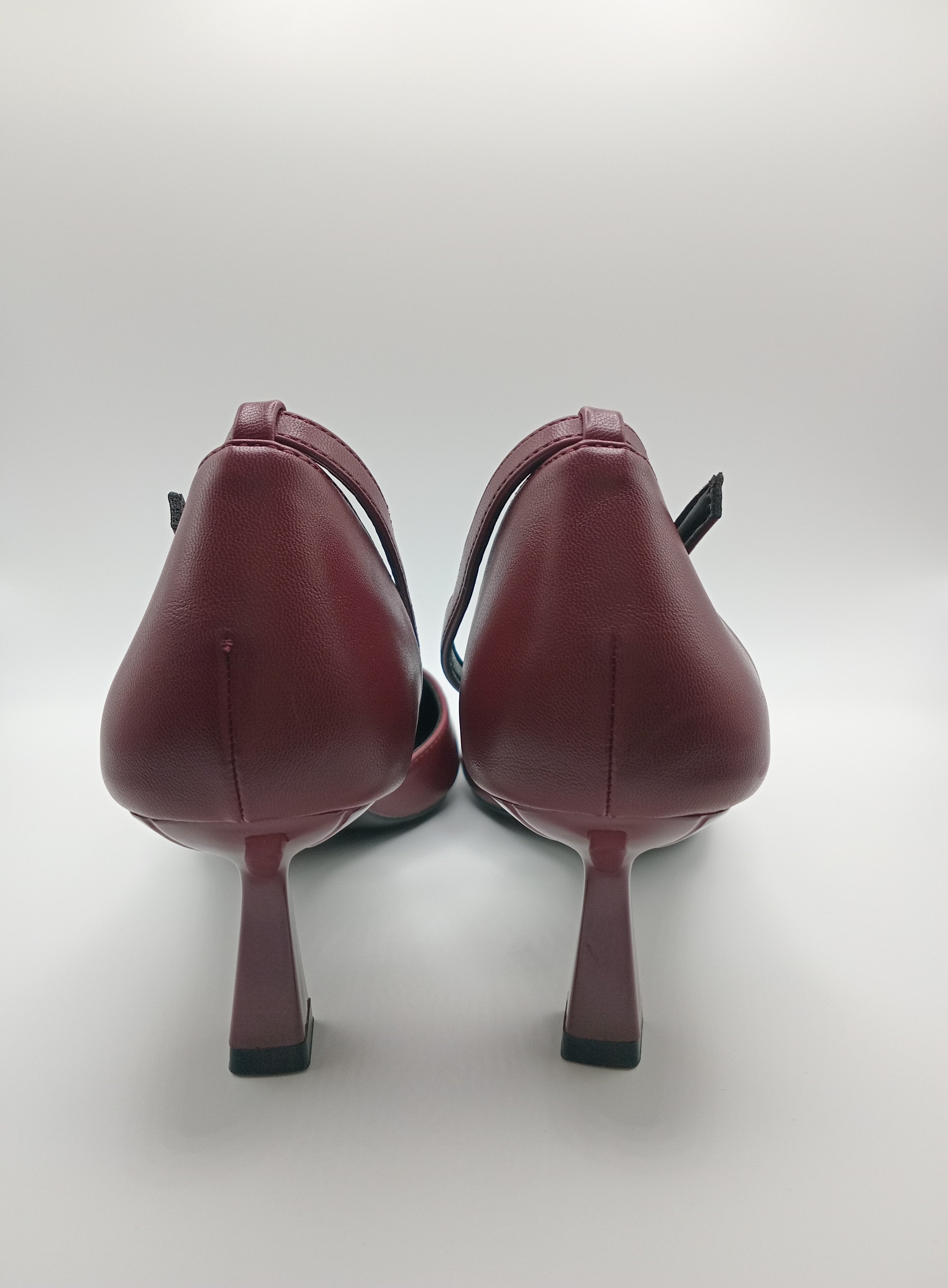 Sapatos de Salto Alto Buonarotti Mulher; Pumps Vermelho Bordo Escuro de Bico Fino com Tira no Tornozelo; Calçado Elegante de Festa e Cerimónia
