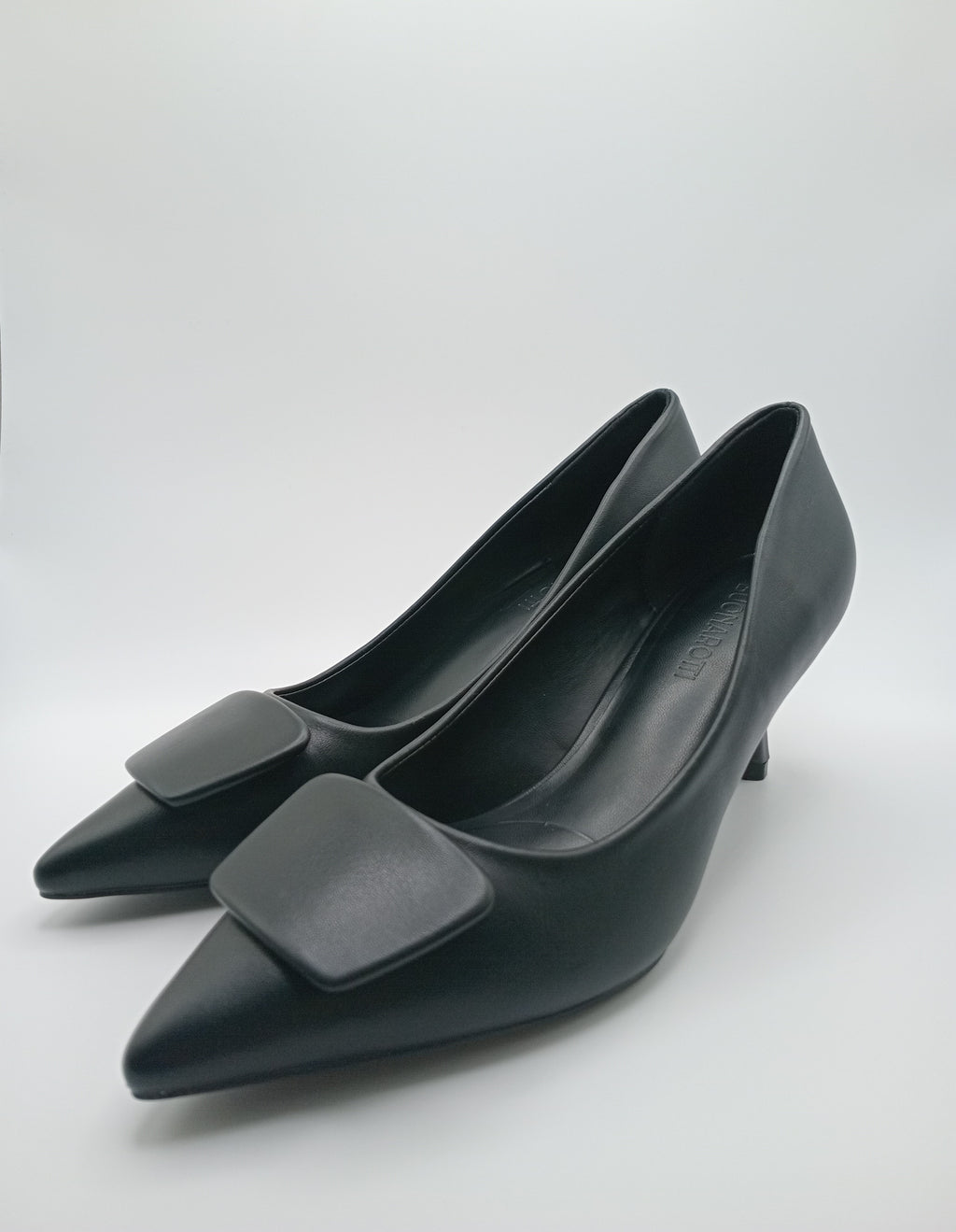 Sapato de Salto Alto Stiletto Buonarotti Mulher; Pumps Preto Bico Fino com Fivela Quadrada; Calçado Elegante para Casamento e Escritório
