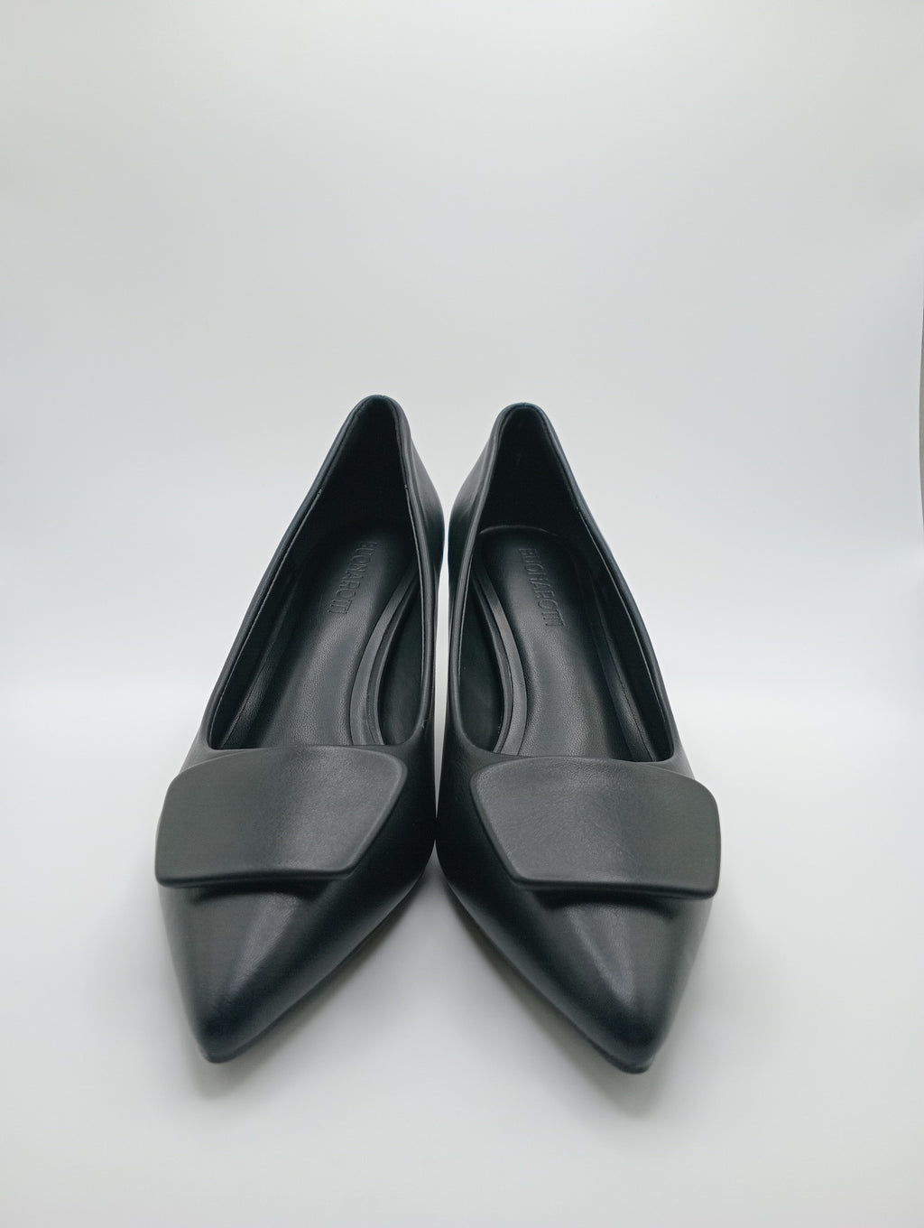 Sapato de Salto Alto Stiletto Buonarotti Mulher; Pumps Preto Bico Fino com Fivela Quadrada; Calçado Elegante para Casamento e Escritório