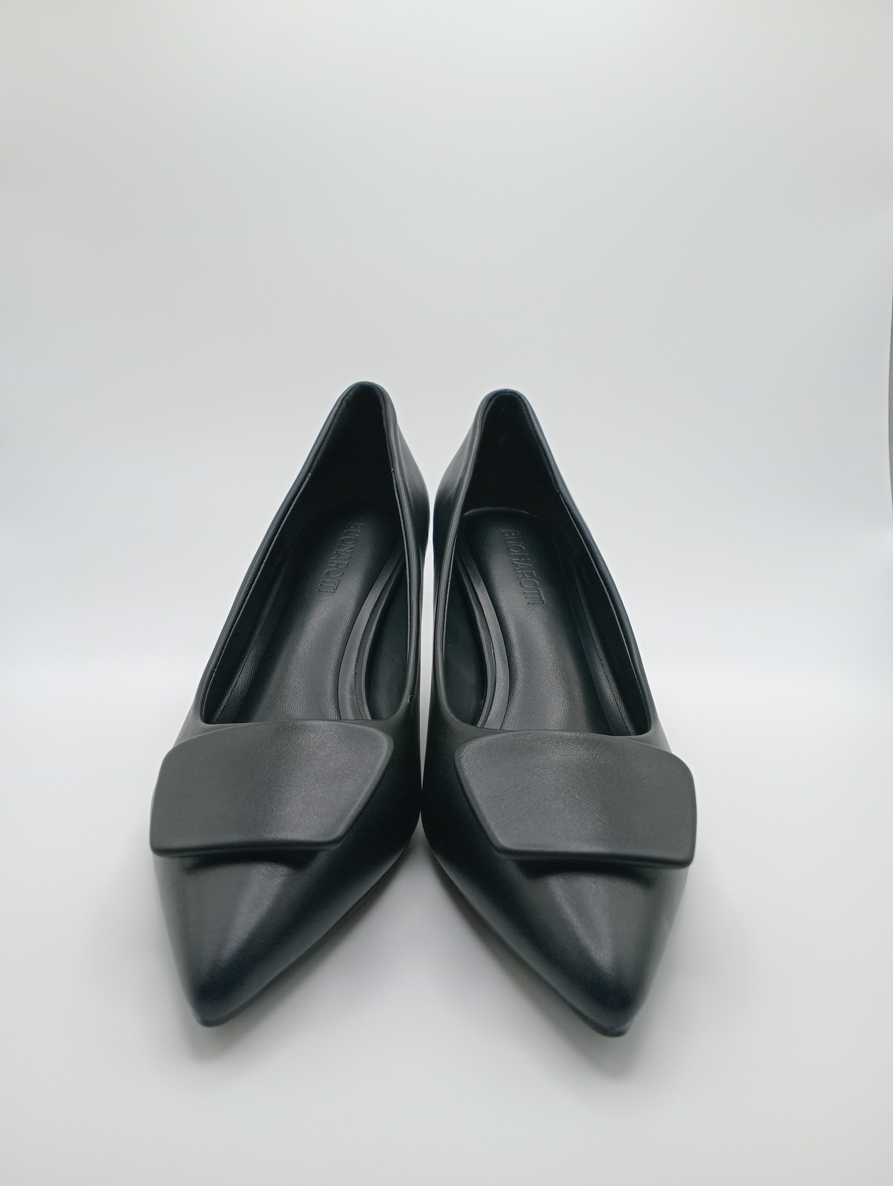 Sapato de Salto Alto Stiletto Buonarotti Mulher; Pumps Preto Bico Fino com Fivela Quadrada; Calçado Elegante para Casamento e Escritório