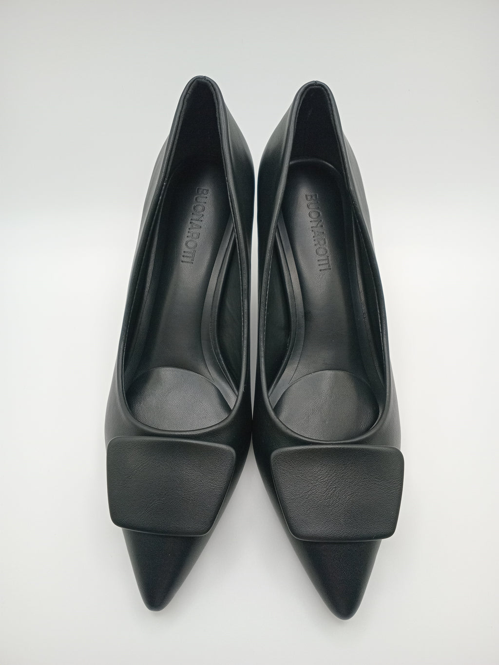 Sapato de Salto Alto Stiletto Buonarotti Mulher; Pumps Preto Bico Fino com Fivela Quadrada; Calçado Elegante para Casamento e Escritório