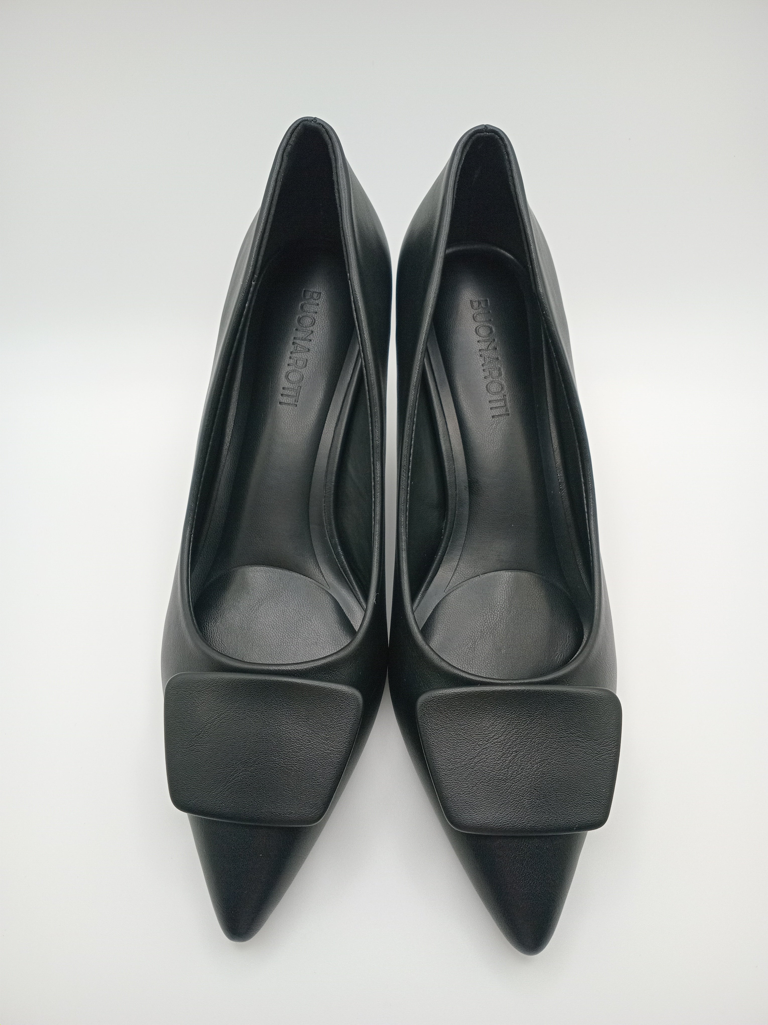 Sapato de Salto Alto Stiletto Buonarotti Mulher; Pumps Preto Bico Fino com Fivela Quadrada; Calçado Elegante para Casamento e Escritório