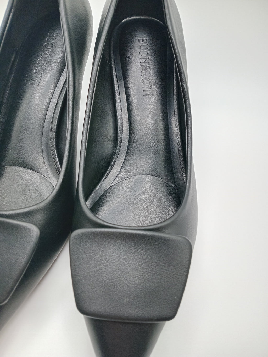 Sapato de Salto Alto Stiletto Buonarotti Mulher; Pumps Preto Bico Fino com Fivela Quadrada; Calçado Elegante para Casamento e Escritório