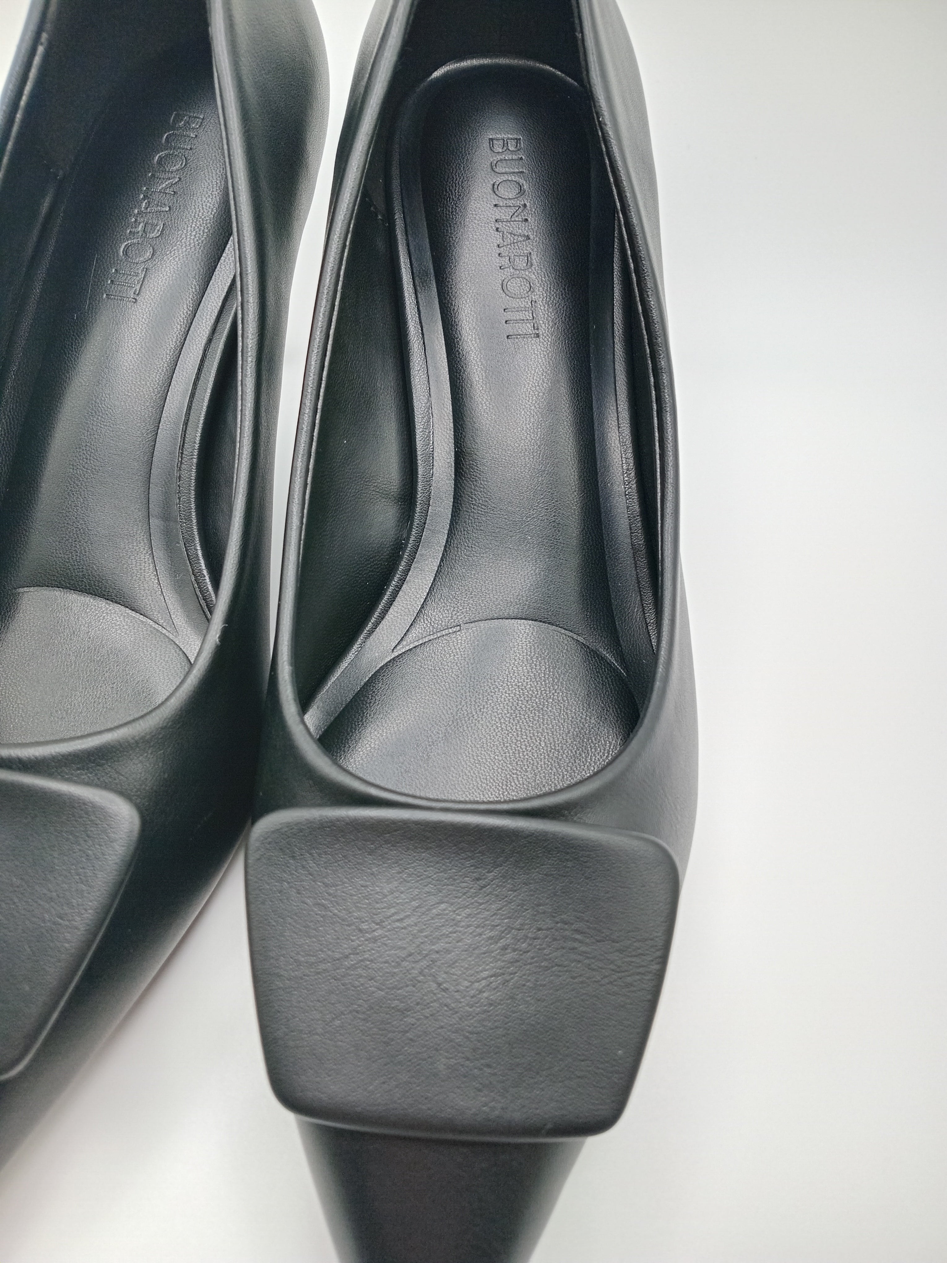 Sapato de Salto Alto Stiletto Buonarotti Mulher; Pumps Preto Bico Fino com Fivela Quadrada; Calçado Elegante para Casamento e Escritório