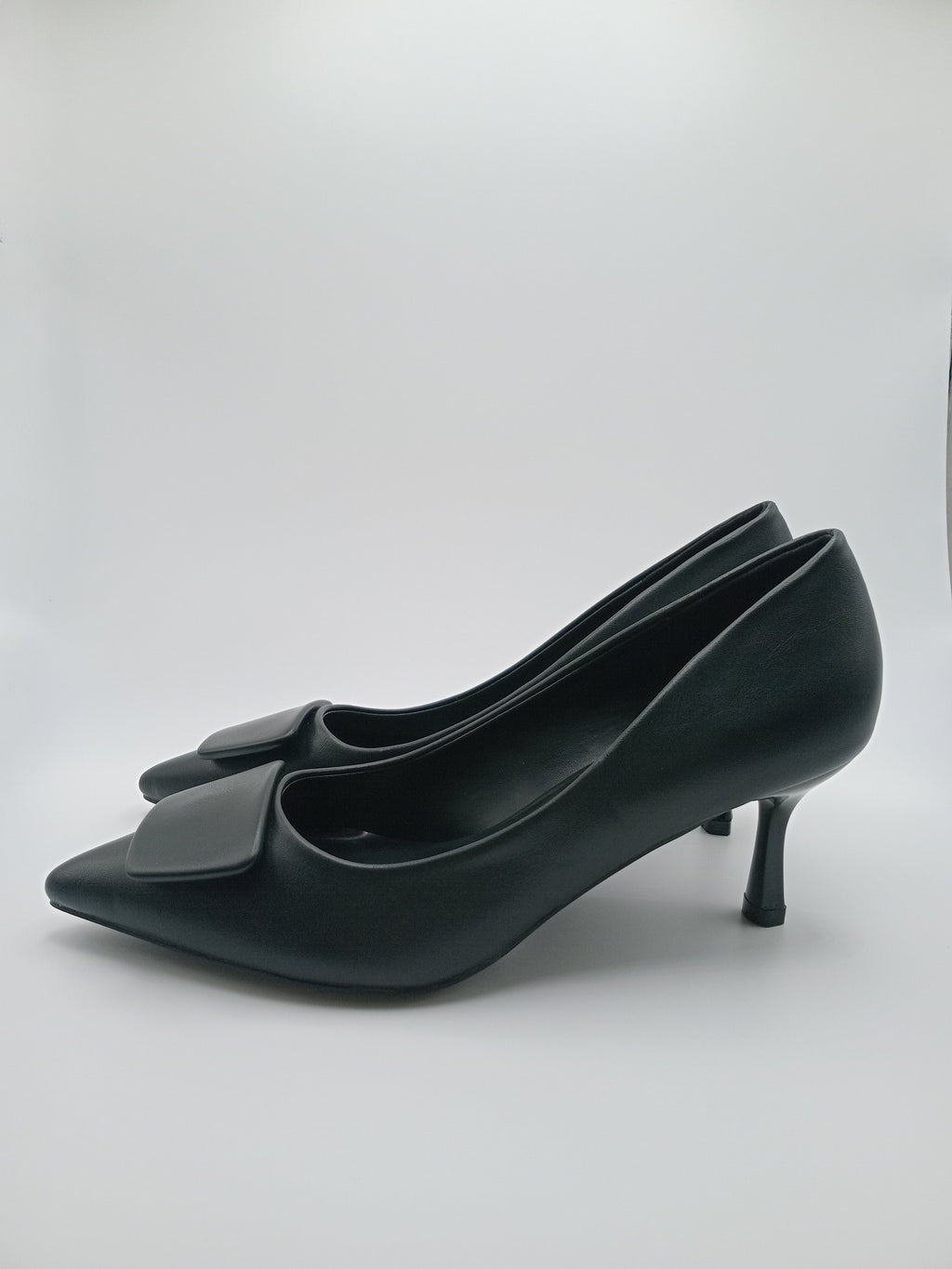 Sapato de Salto Alto Stiletto Buonarotti Mulher; Pumps Preto Bico Fino com Fivela Quadrada; Calçado Elegante para Casamento e Escritório