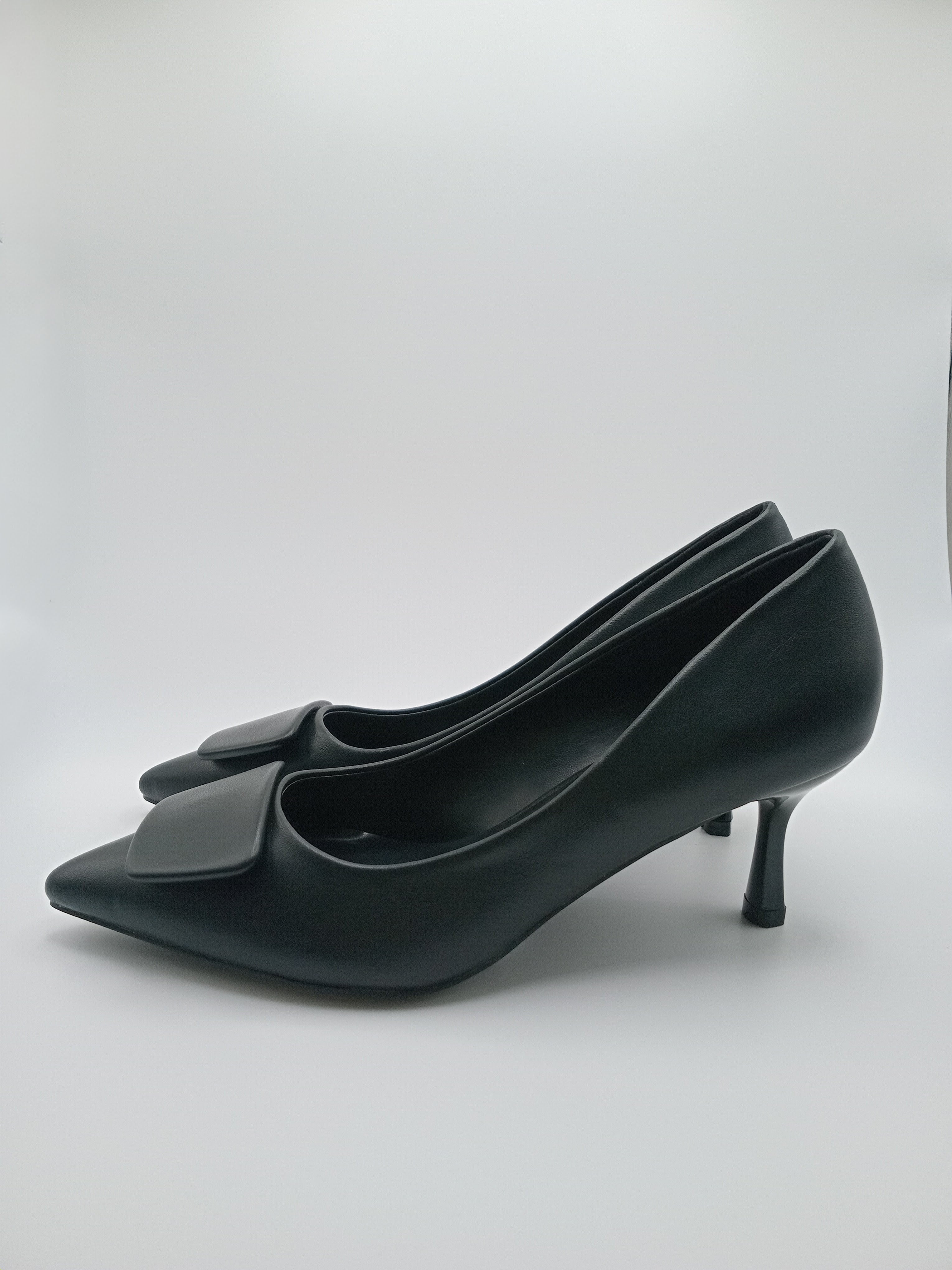 Sapato de Salto Alto Stiletto Buonarotti Mulher; Pumps Preto Bico Fino com Fivela Quadrada; Calçado Elegante para Casamento e Escritório