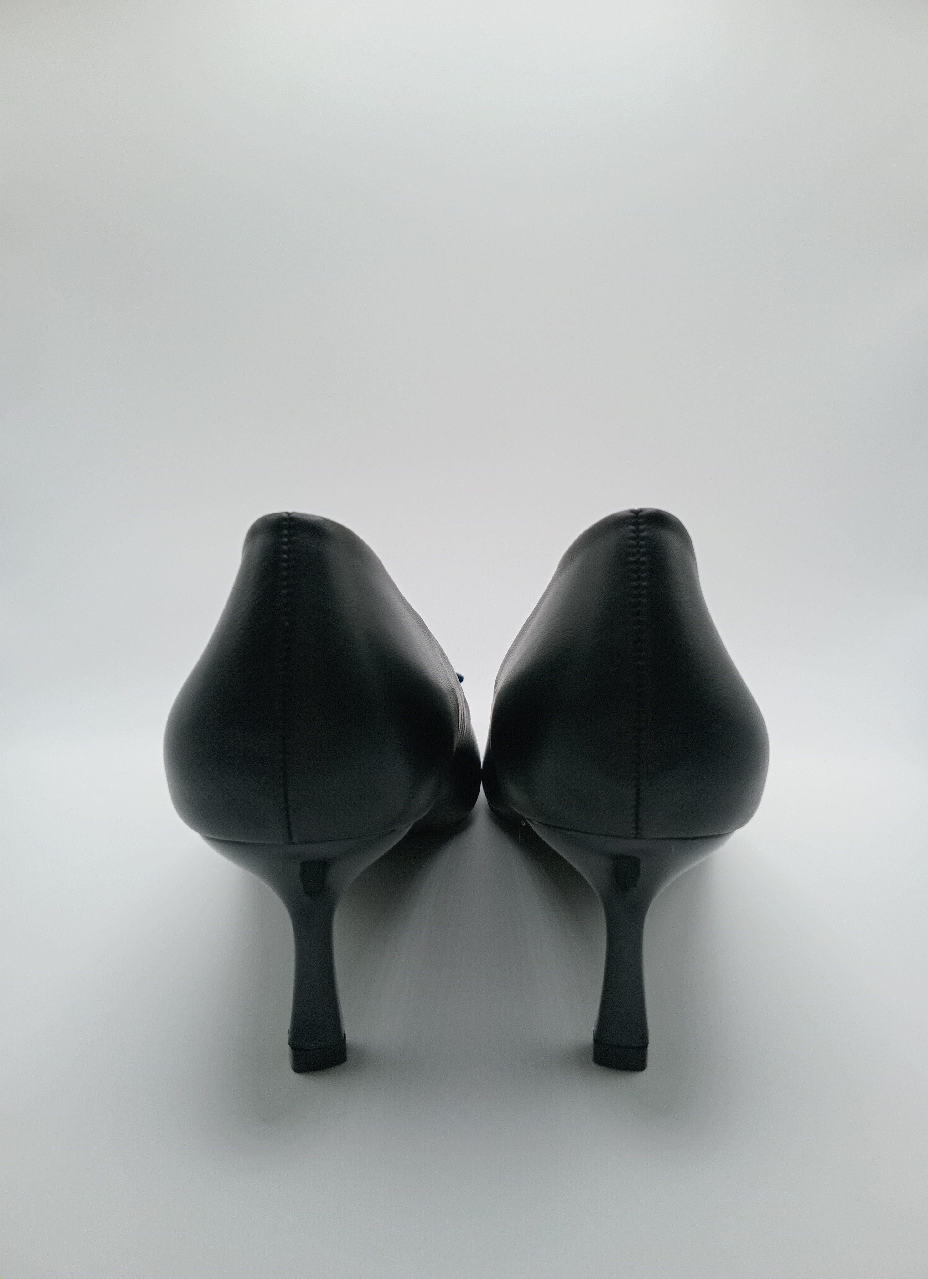 Sapato de Salto Alto Stiletto Buonarotti Mulher; Pumps Preto Bico Fino com Fivela Quadrada; Calçado Elegante para Casamento e Escritório