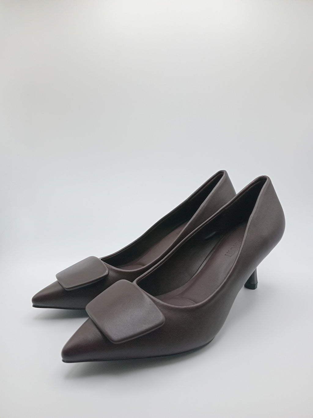 Sapato de Salto Alto Stiletto Buonarotti Mulher; Pumps Castanhos Escuro de Bico Fino com Fivela Quadrada; Calçado Elegante para Casamento e Escritório
