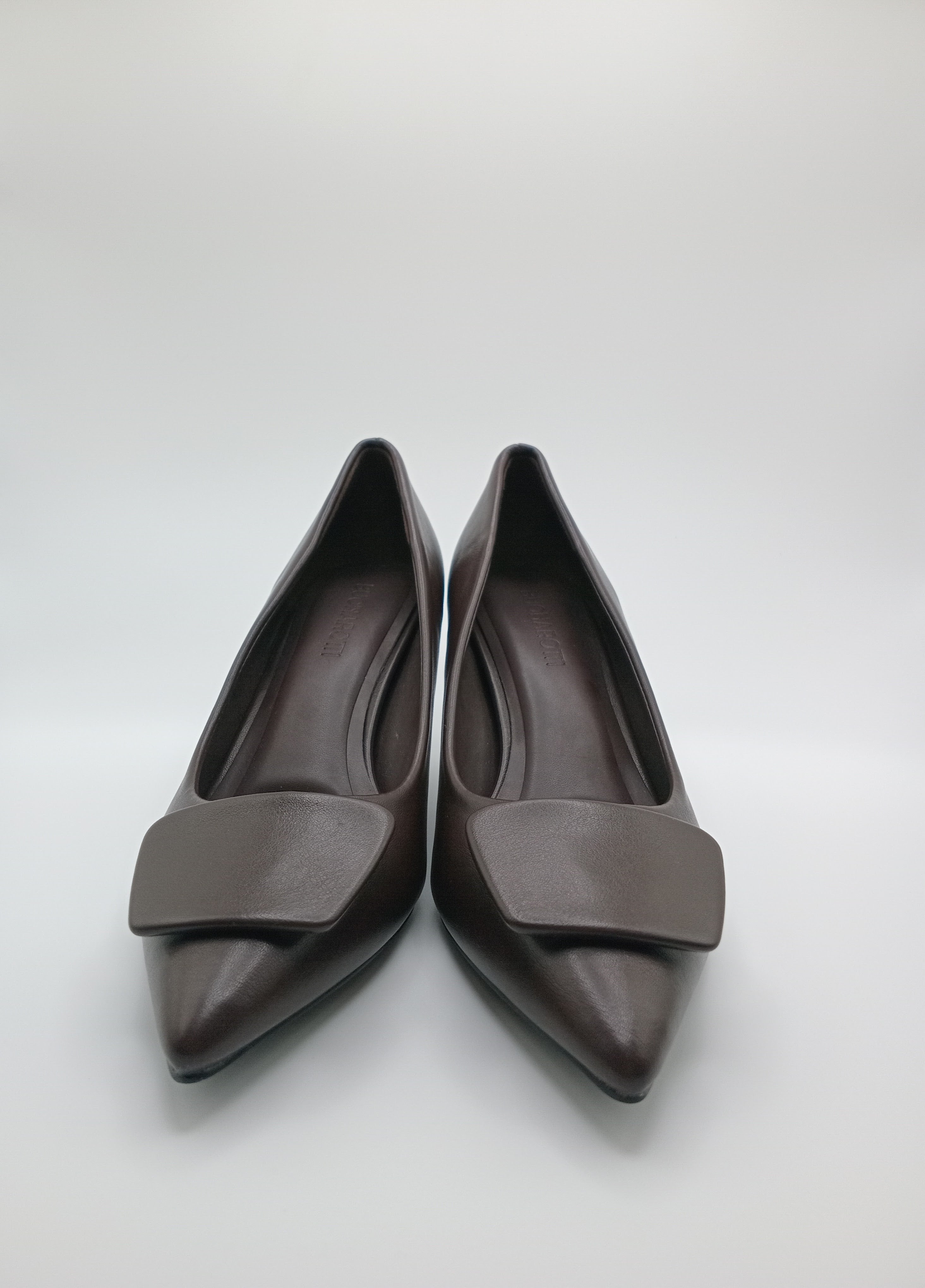 Sapato de Salto Alto Stiletto Buonarotti Mulher; Pumps Castanhos Escuro de Bico Fino com Fivela Quadrada; Calçado Elegante para Casamento e Escritório