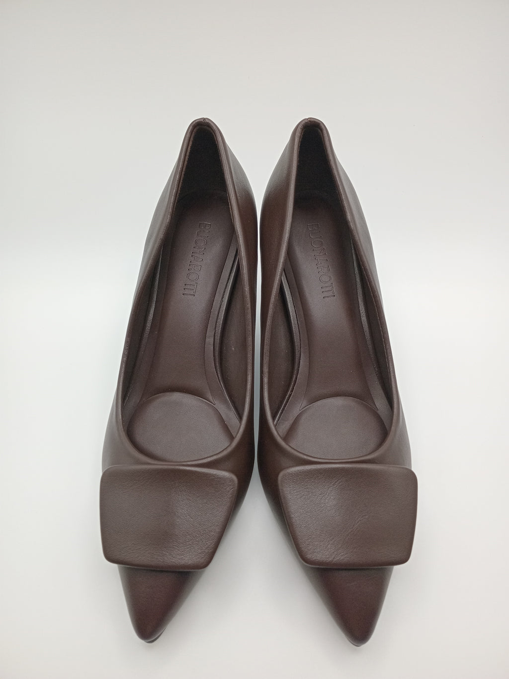 Sapato de Salto Alto Stiletto Buonarotti Mulher; Pumps Castanhos Escuro de Bico Fino com Fivela Quadrada; Calçado Elegante para Casamento e Escritório