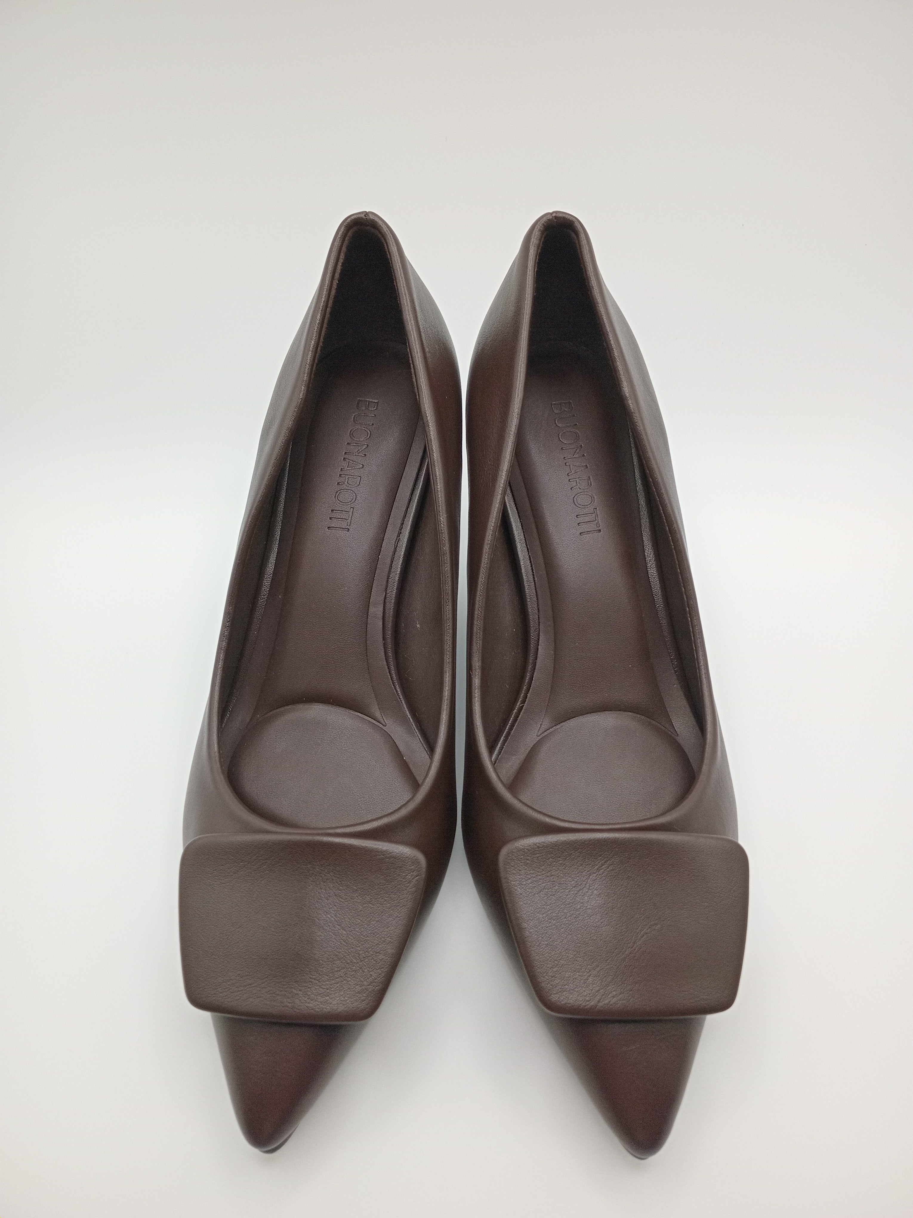 Sapato de Salto Alto Stiletto Buonarotti Mulher; Pumps Castanhos Escuro de Bico Fino com Fivela Quadrada; Calçado Elegante para Casamento e Escritório