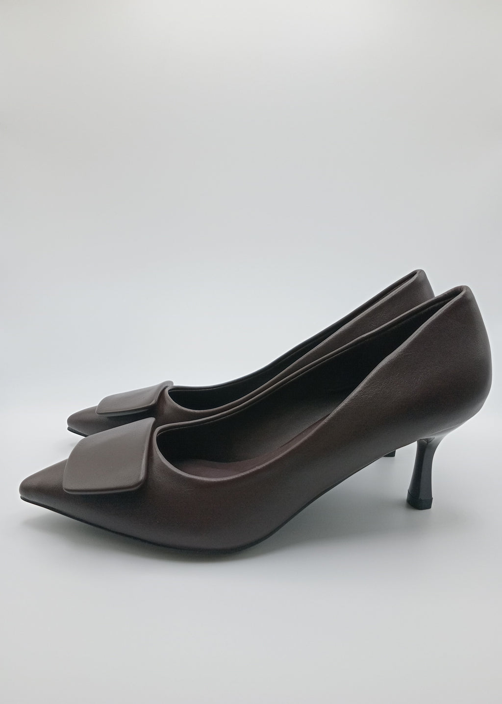 Sapato de Salto Alto Stiletto Buonarotti Mulher; Pumps Castanhos Escuro de Bico Fino com Fivela Quadrada; Calçado Elegante para Casamento e Escritório