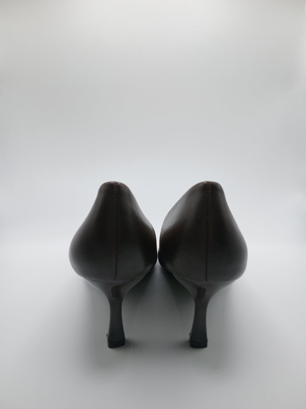 Sapato de Salto Alto Stiletto Buonarotti Mulher; Pumps Castanhos Escuro de Bico Fino com Fivela Quadrada; Calçado Elegante para Casamento e Escritório