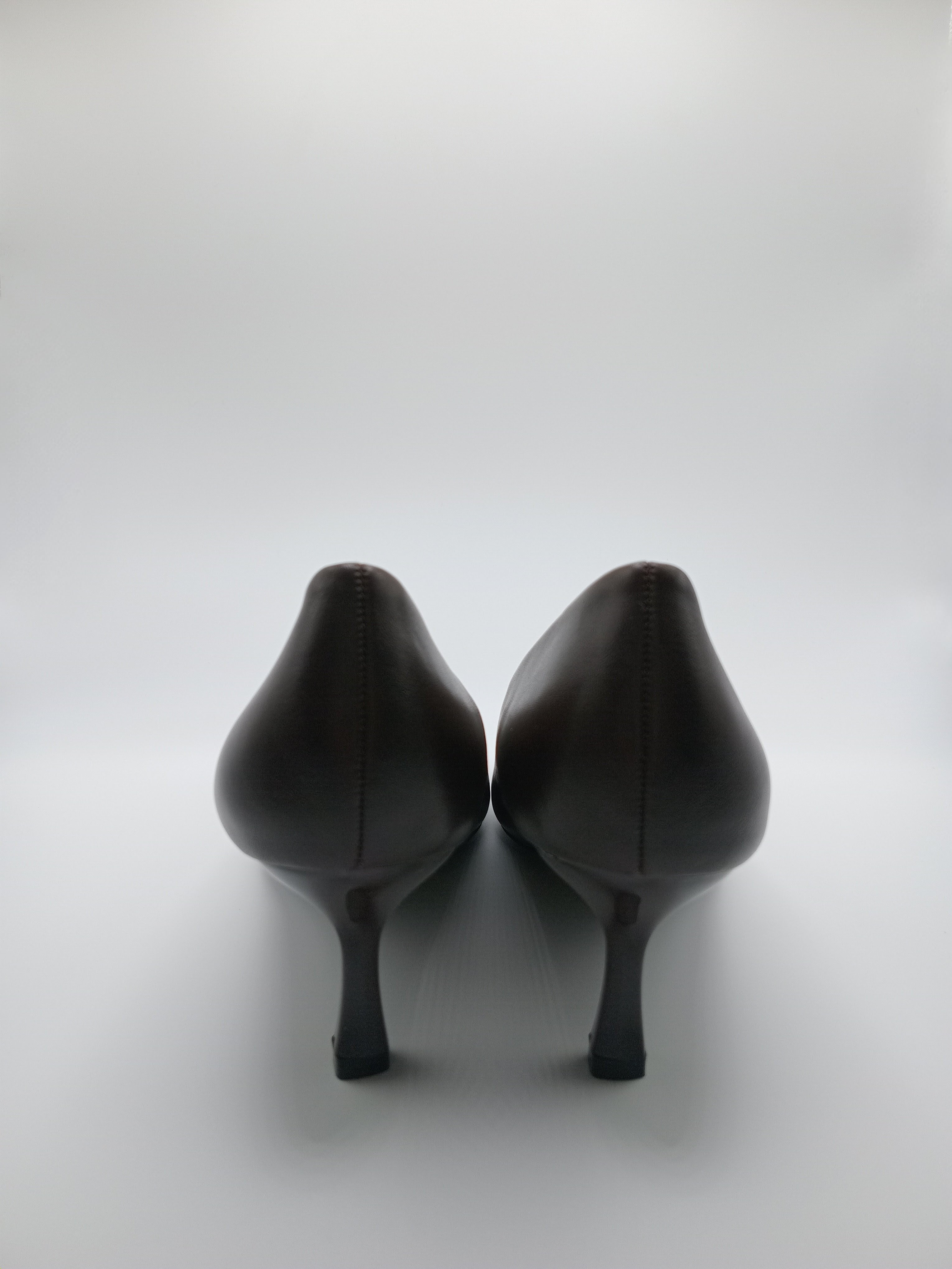 Sapato de Salto Alto Stiletto Buonarotti Mulher; Pumps Castanhos Escuro de Bico Fino com Fivela Quadrada; Calçado Elegante para Casamento e Escritório