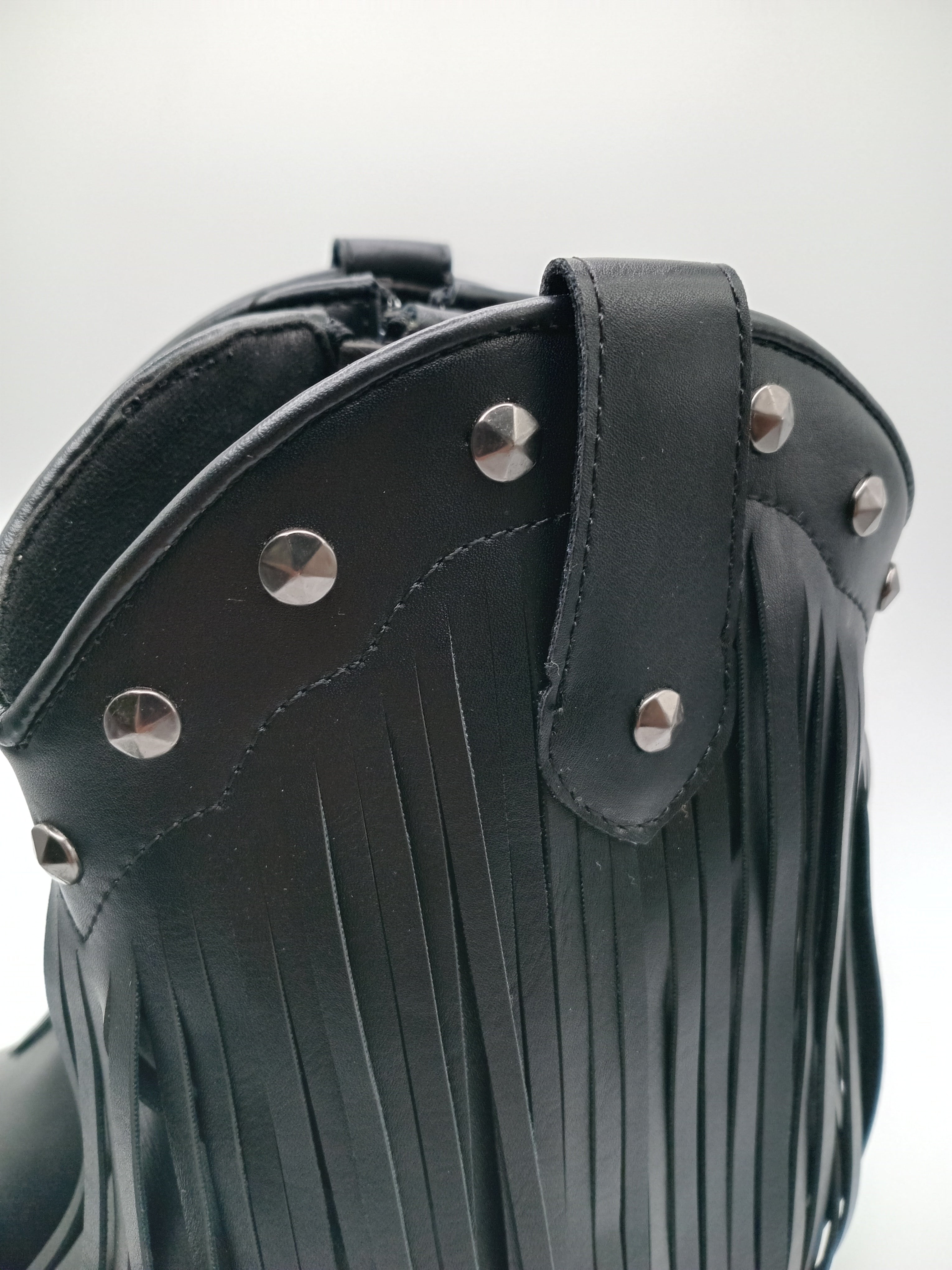 BOTA COWGIRL CORINA PRETO FRANJA ECO PELE BICUDO