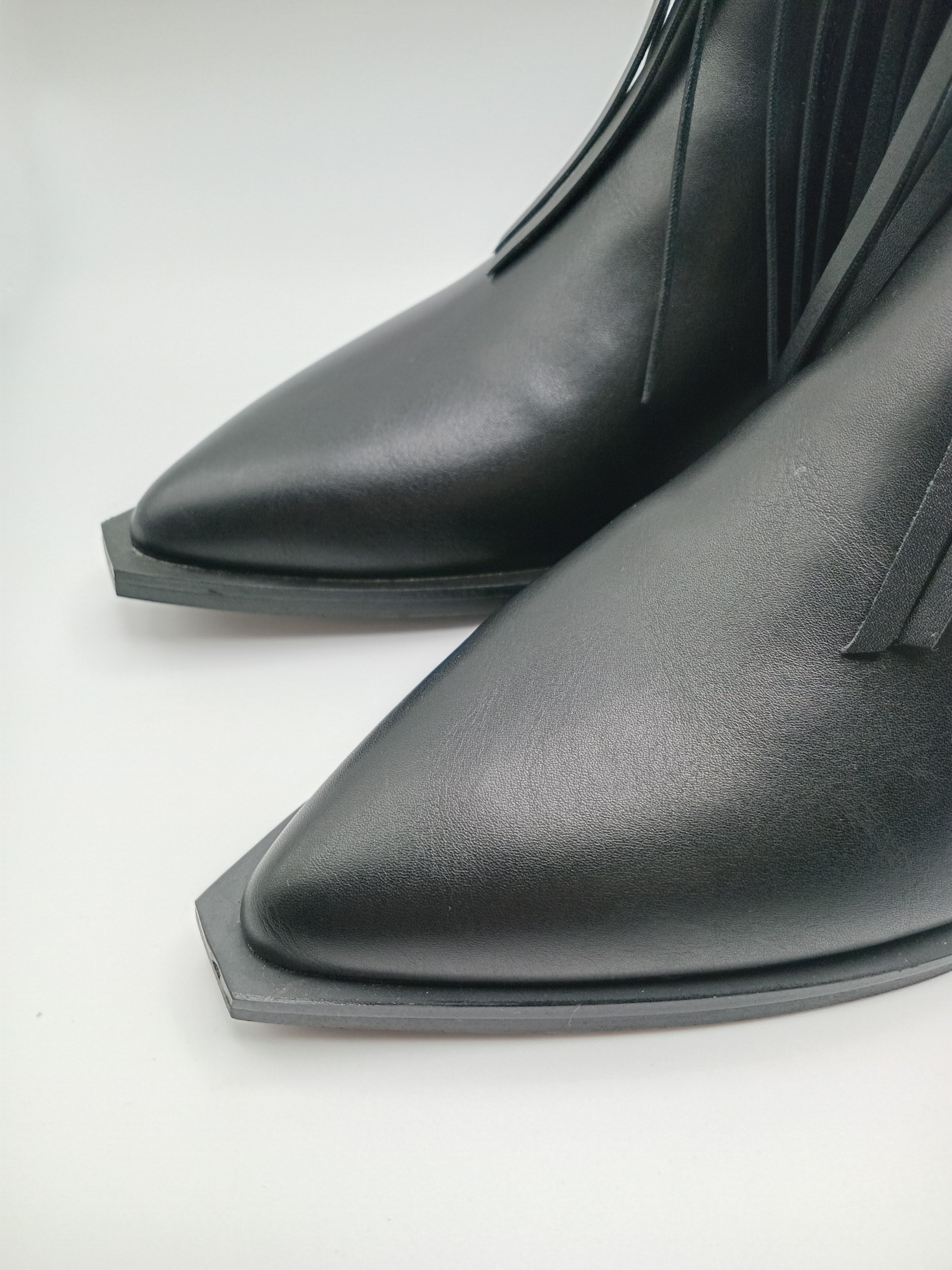 BOTA COWGIRL CORINA PRETO FRANJA ECO PELE BICUDO