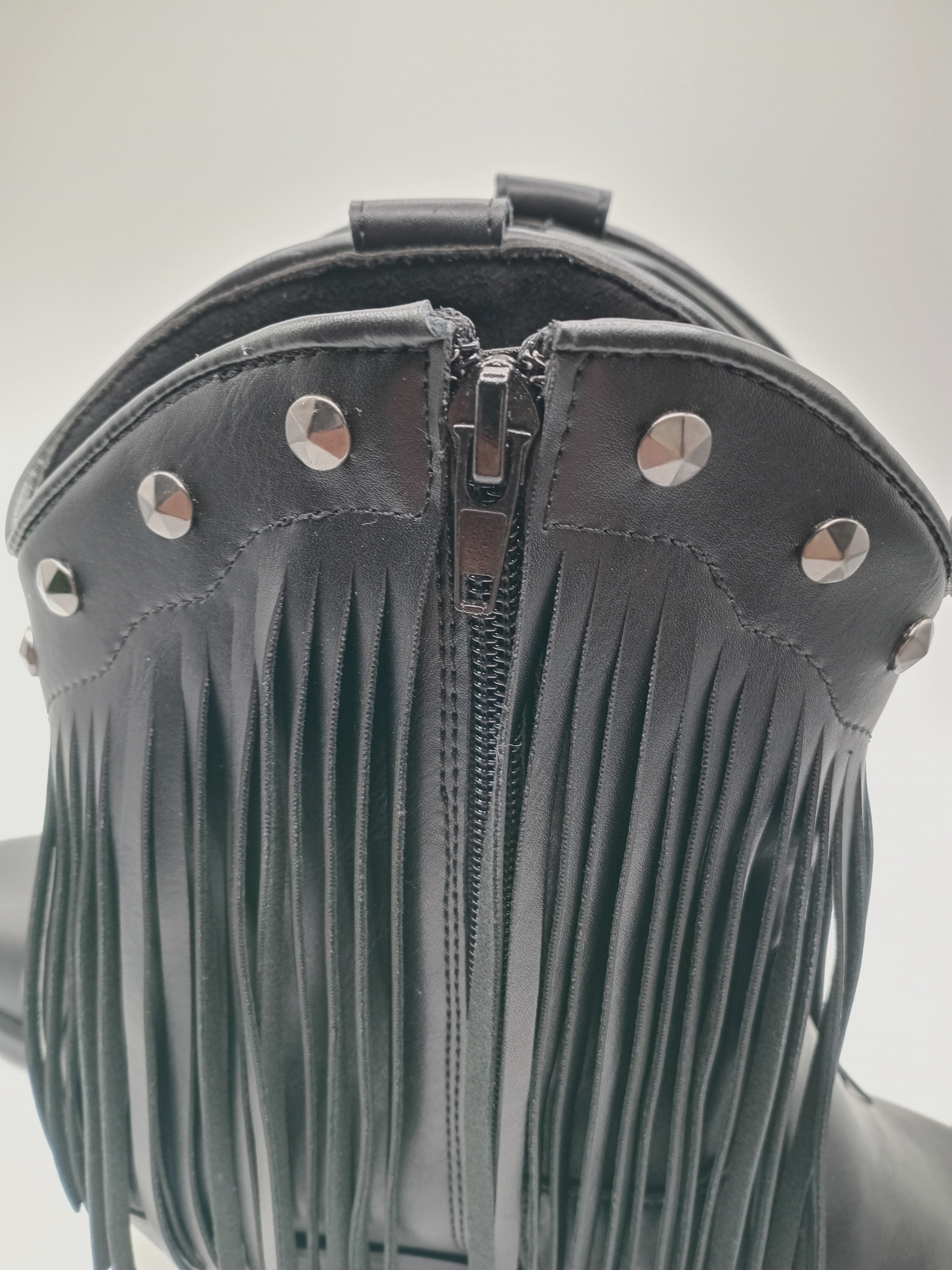 BOTA COWGIRL CORINA PRETO FRANJA ECO PELE BICUDO