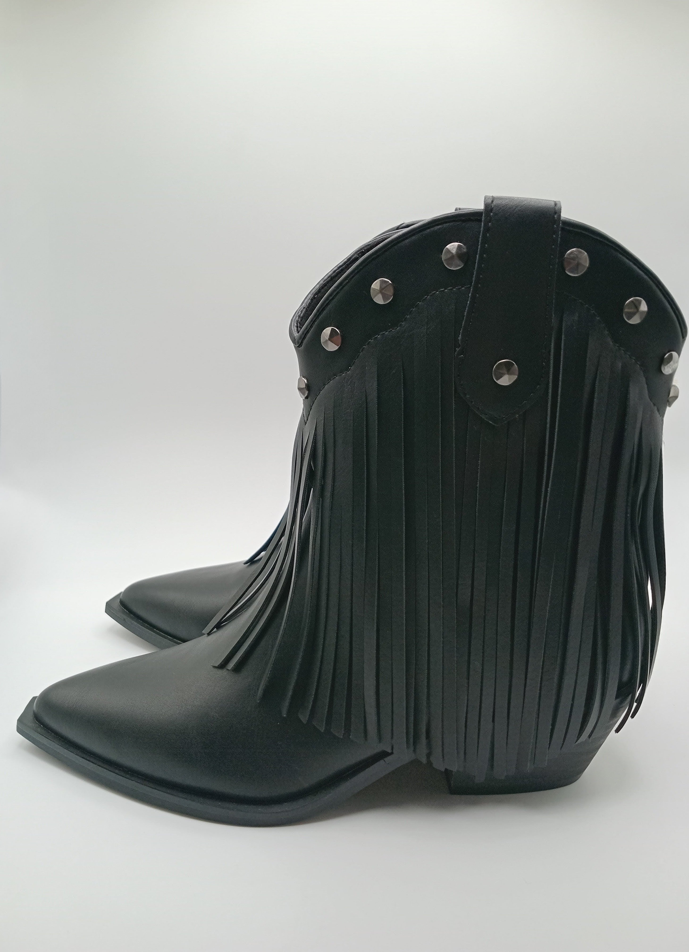 BOTA COWGIRL CORINA PRETO FRANJA ECO PELE BICUDO