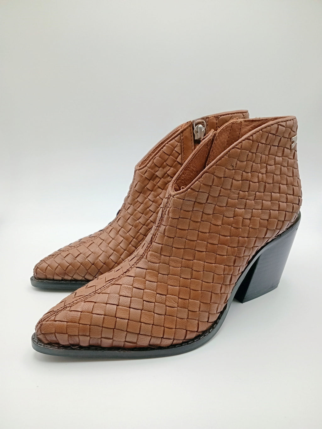 Botins Femininos Gioseppo em Pele Caramelo Estilo Western, Ankle Boot com Salto Bloco Confortável e Bico Fino, Botas de Cano Curto Premium com Fecho Lateral