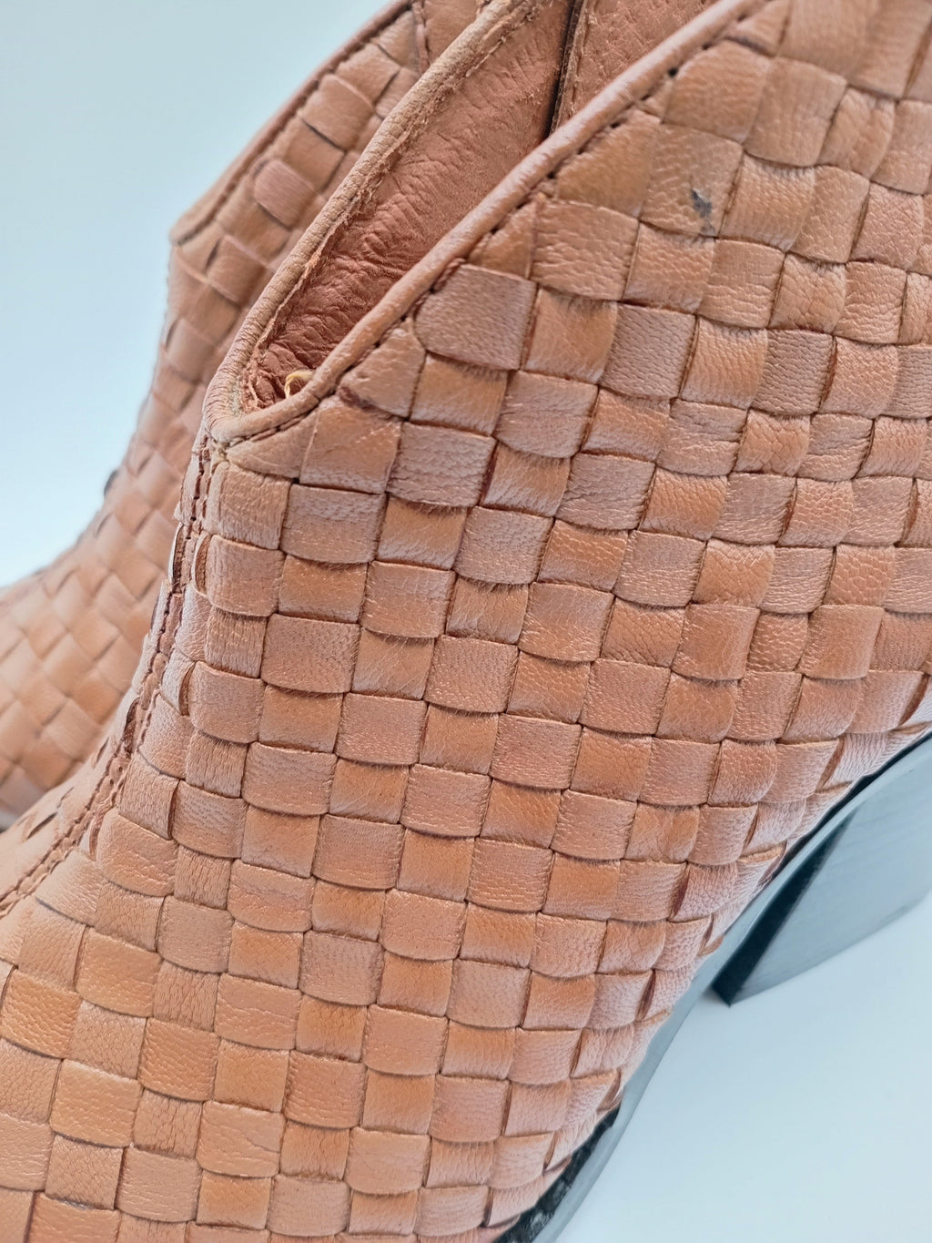 Botins Femininos Gioseppo em Pele Caramelo Estilo Western, Ankle Boot com Salto Bloco Confortável e Bico Fino, Botas de Cano Curto Premium com Fecho Lateral