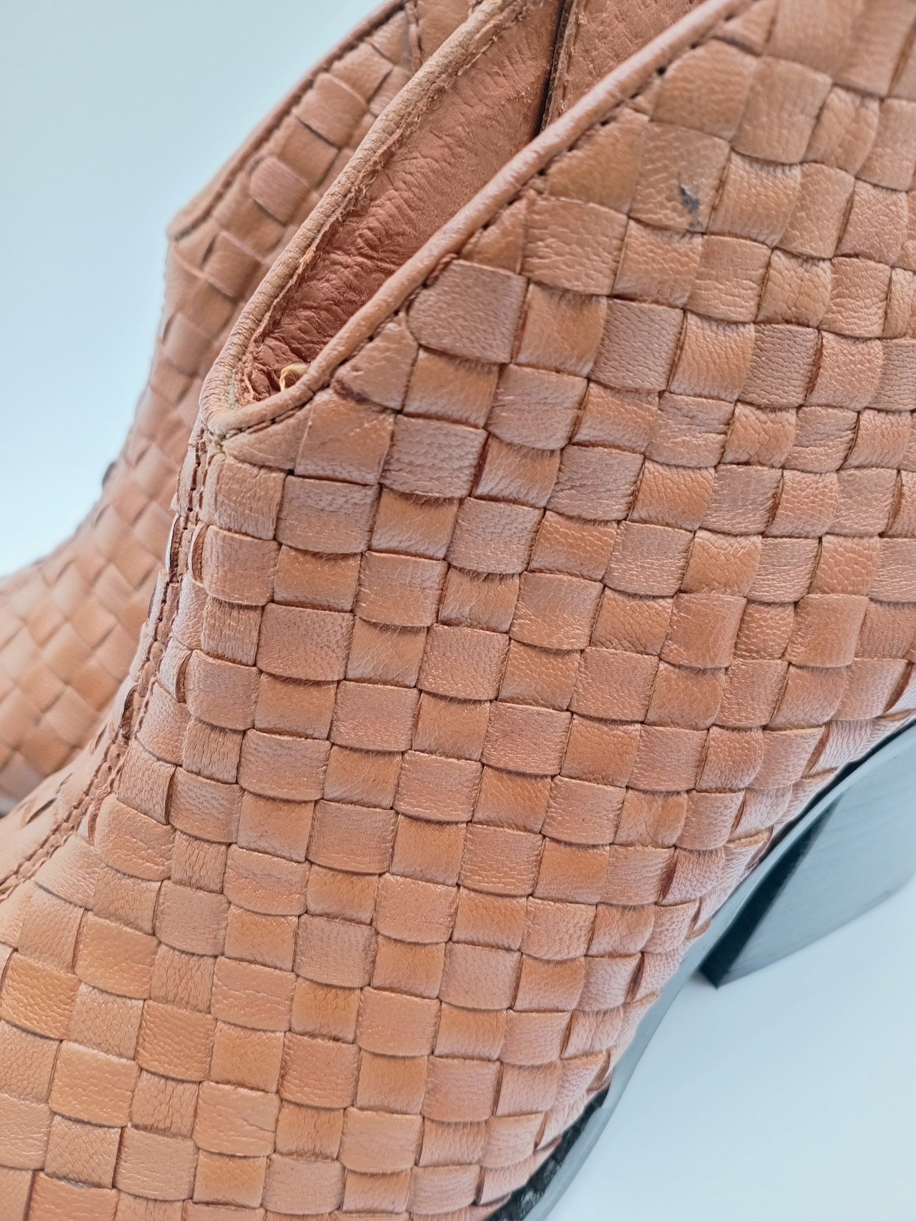Botins Femininos Gioseppo em Pele Caramelo Estilo Western, Ankle Boot com Salto Bloco Confortável e Bico Fino, Botas de Cano Curto Premium com Fecho Lateral
