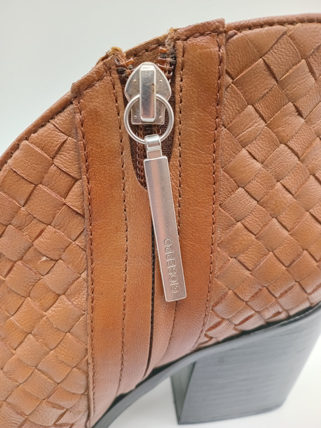 Botins Femininos Gioseppo em Pele Caramelo Estilo Western, Ankle Boot com Salto Bloco Confortável e Bico Fino, Botas de Cano Curto Premium com Fecho Lateral
