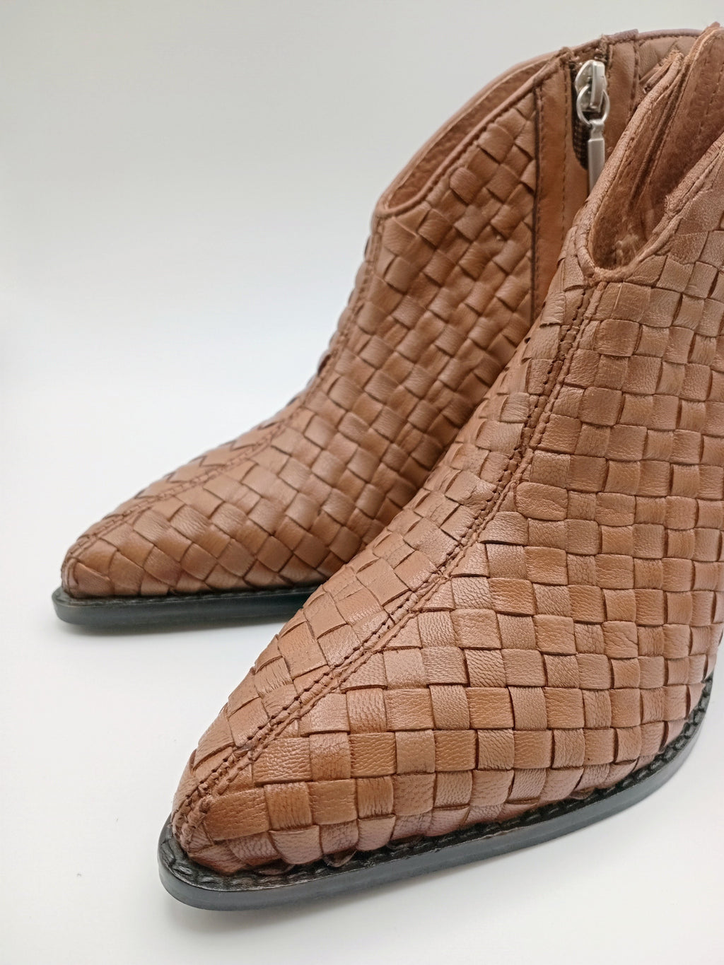 Botins Femininos Gioseppo em Pele Caramelo Estilo Western, Ankle Boot com Salto Bloco Confortável e Bico Fino, Botas de Cano Curto Premium com Fecho Lateral