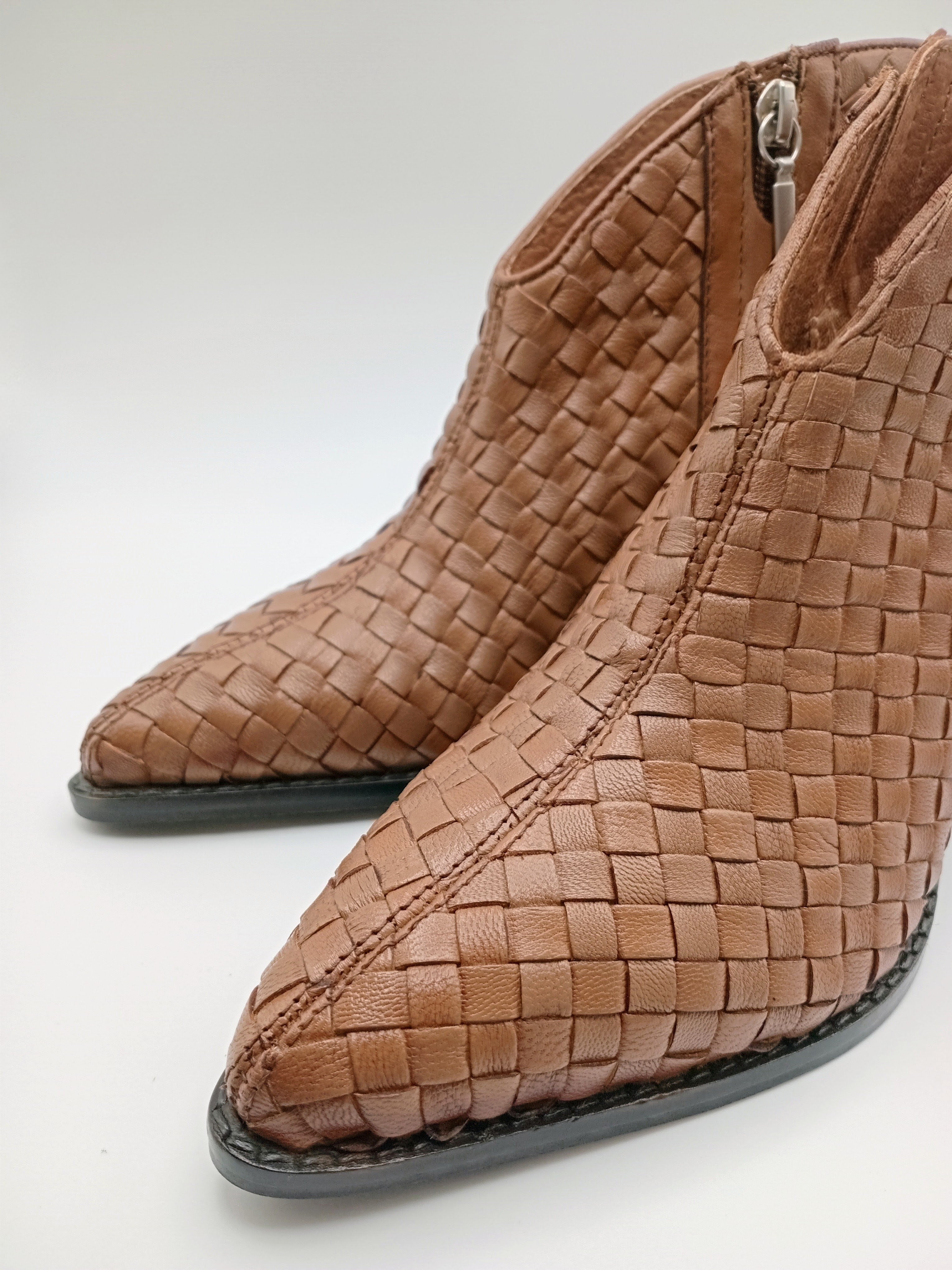 Botins Femininos Gioseppo em Pele Caramelo Estilo Western, Ankle Boot com Salto Bloco Confortável e Bico Fino, Botas de Cano Curto Premium com Fecho Lateral