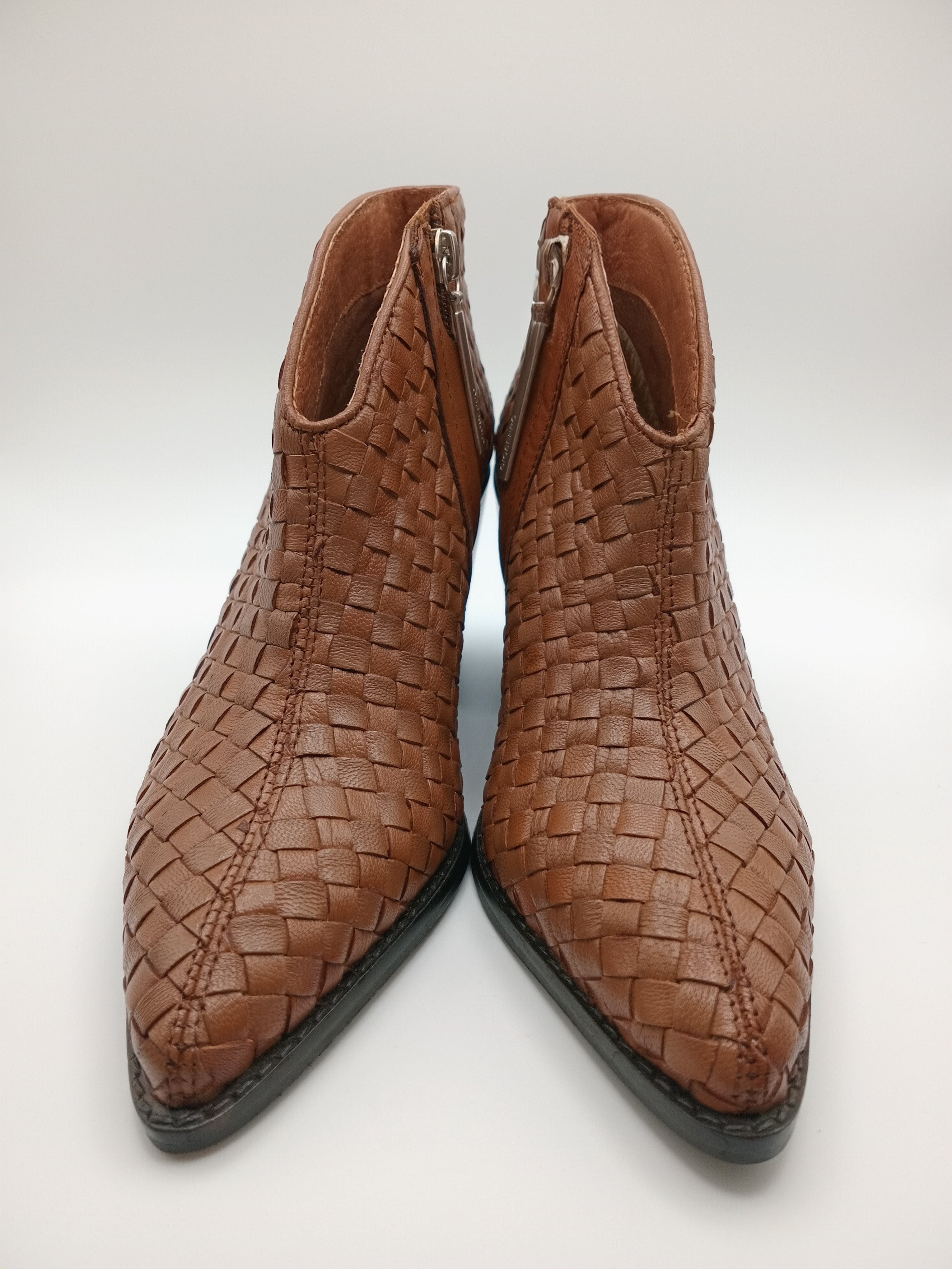 Botins Femininos Gioseppo em Pele Caramelo Estilo Western, Ankle Boot com Salto Bloco Confortável e Bico Fino, Botas de Cano Curto Premium com Fecho Lateral