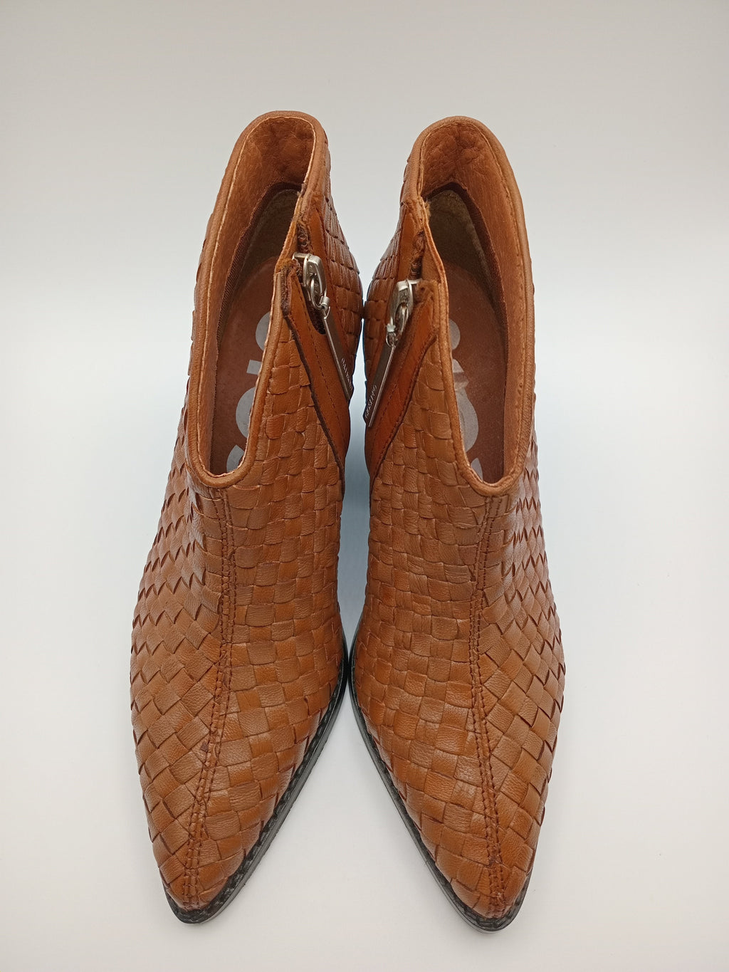 Botins Femininos Gioseppo em Pele Caramelo Estilo Western, Ankle Boot com Salto Bloco Confortável e Bico Fino, Botas de Cano Curto Premium com Fecho Lateral
