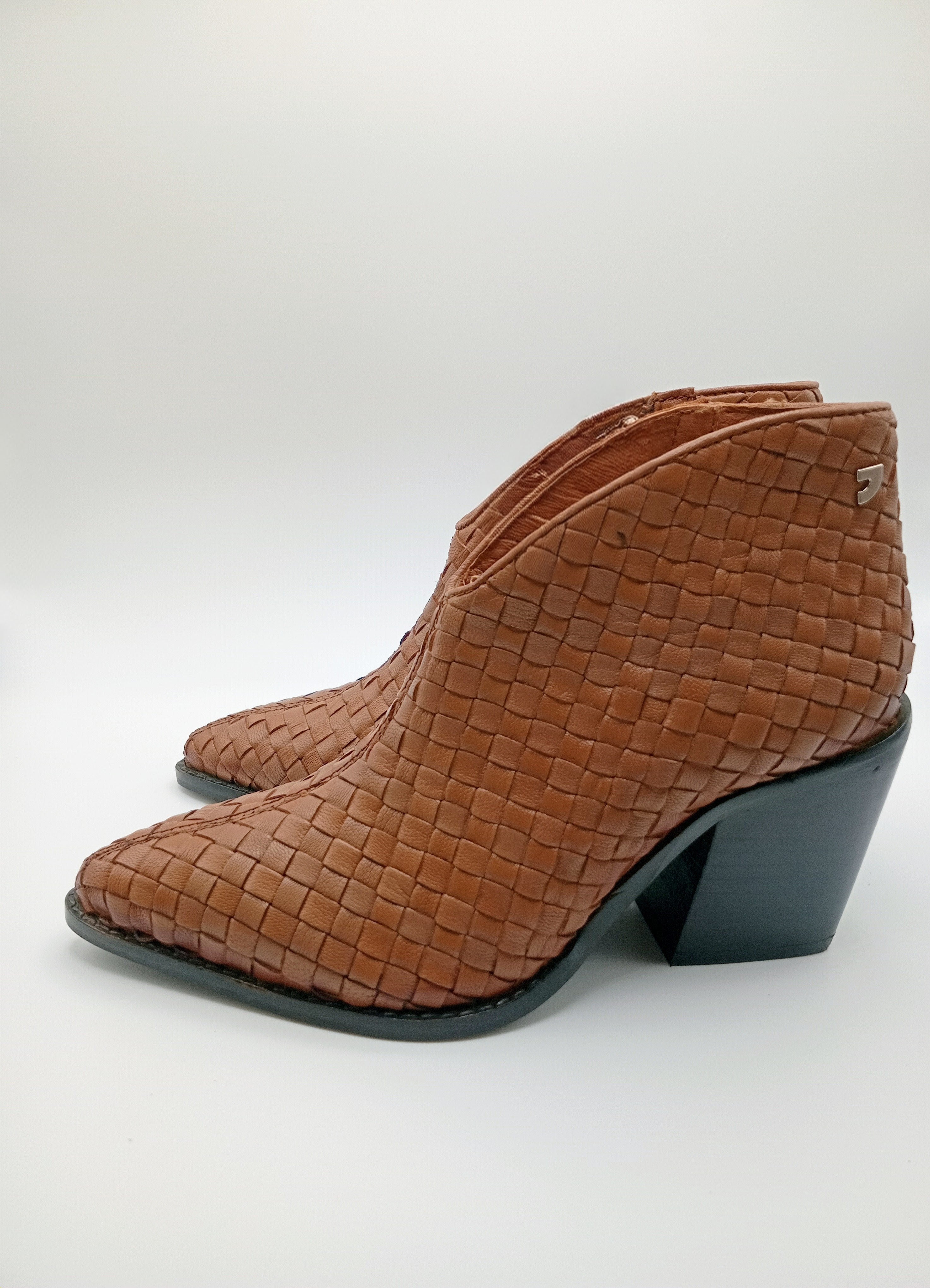 Botins Femininos Gioseppo em Pele Caramelo Estilo Western, Ankle Boot com Salto Bloco Confortável e Bico Fino, Botas de Cano Curto Premium com Fecho Lateral