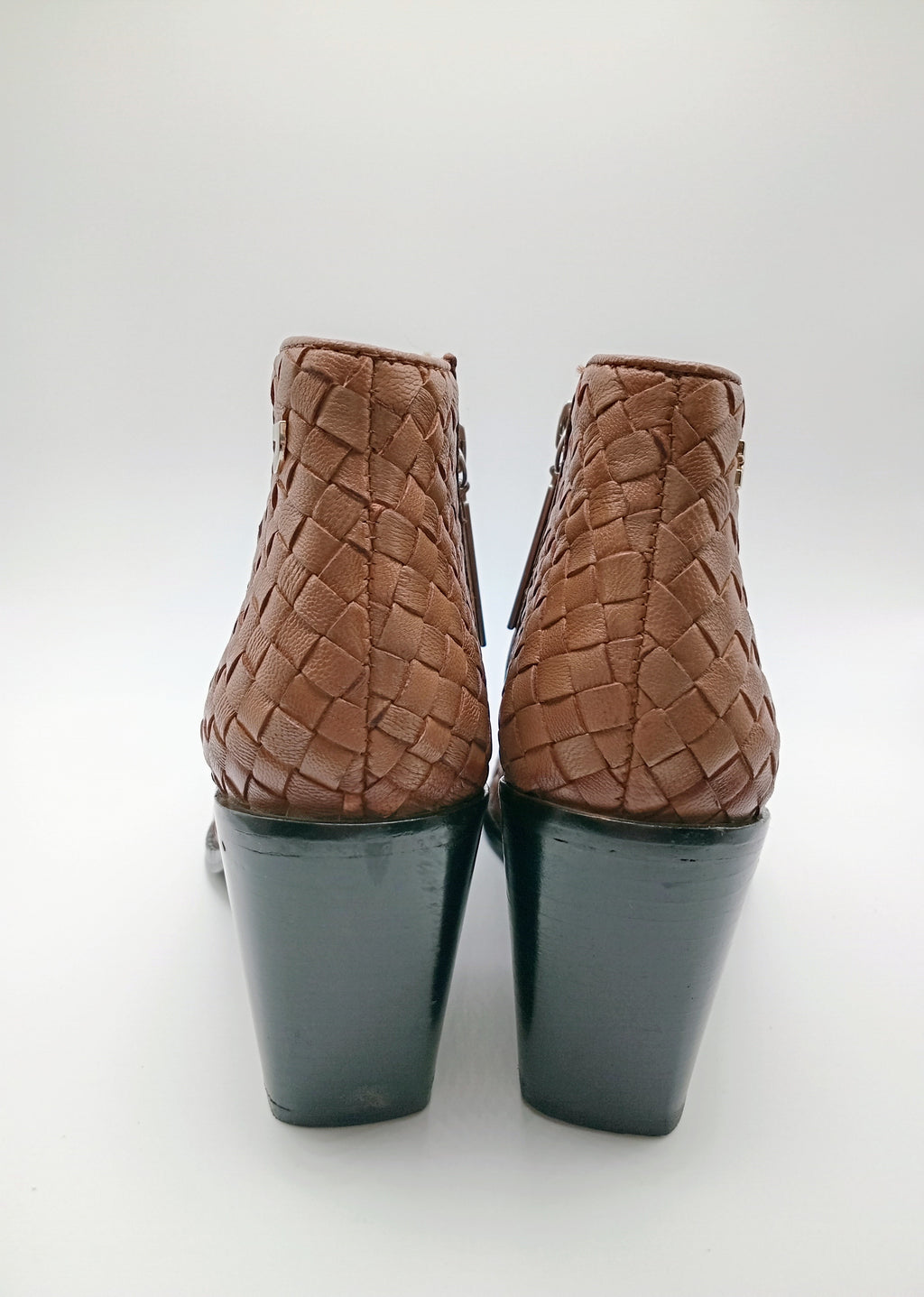Botins Femininos Gioseppo em Pele Caramelo Estilo Western, Ankle Boot com Salto Bloco Confortável e Bico Fino, Botas de Cano Curto Premium com Fecho Lateral