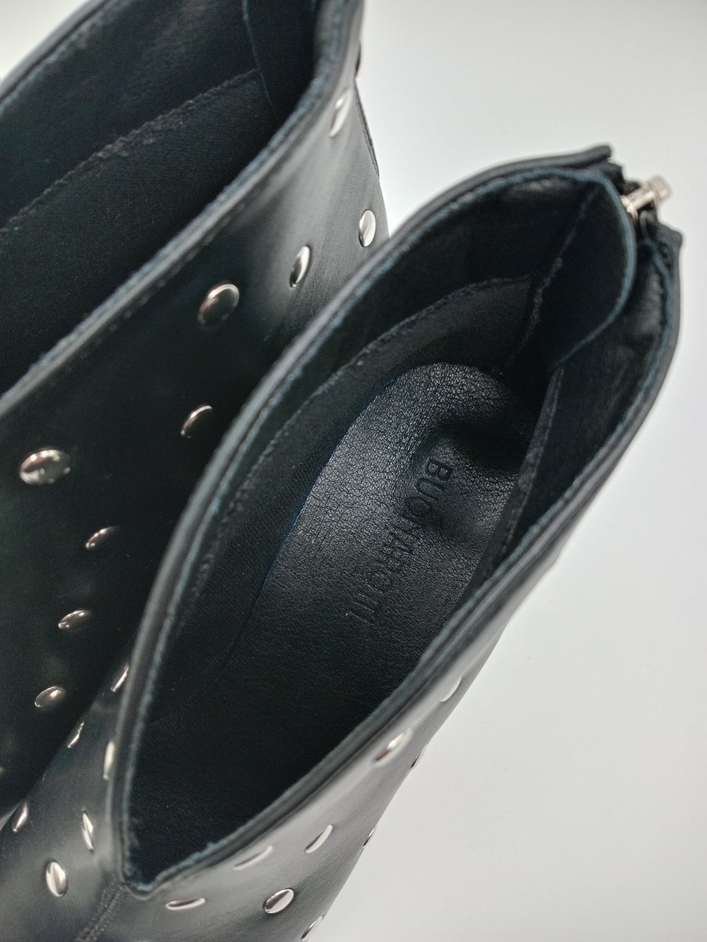 BOTA SALTO BUONAROTTI PRETO ECO PELE ZIPER TAXAS FENDA BICO QUADRADO