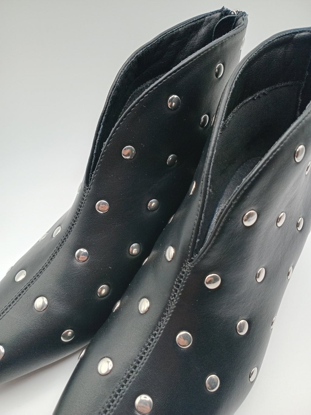 BOTA SALTO BUONAROTTI PRETO ECO PELE ZIPER TAXAS FENDA BICO QUADRADO