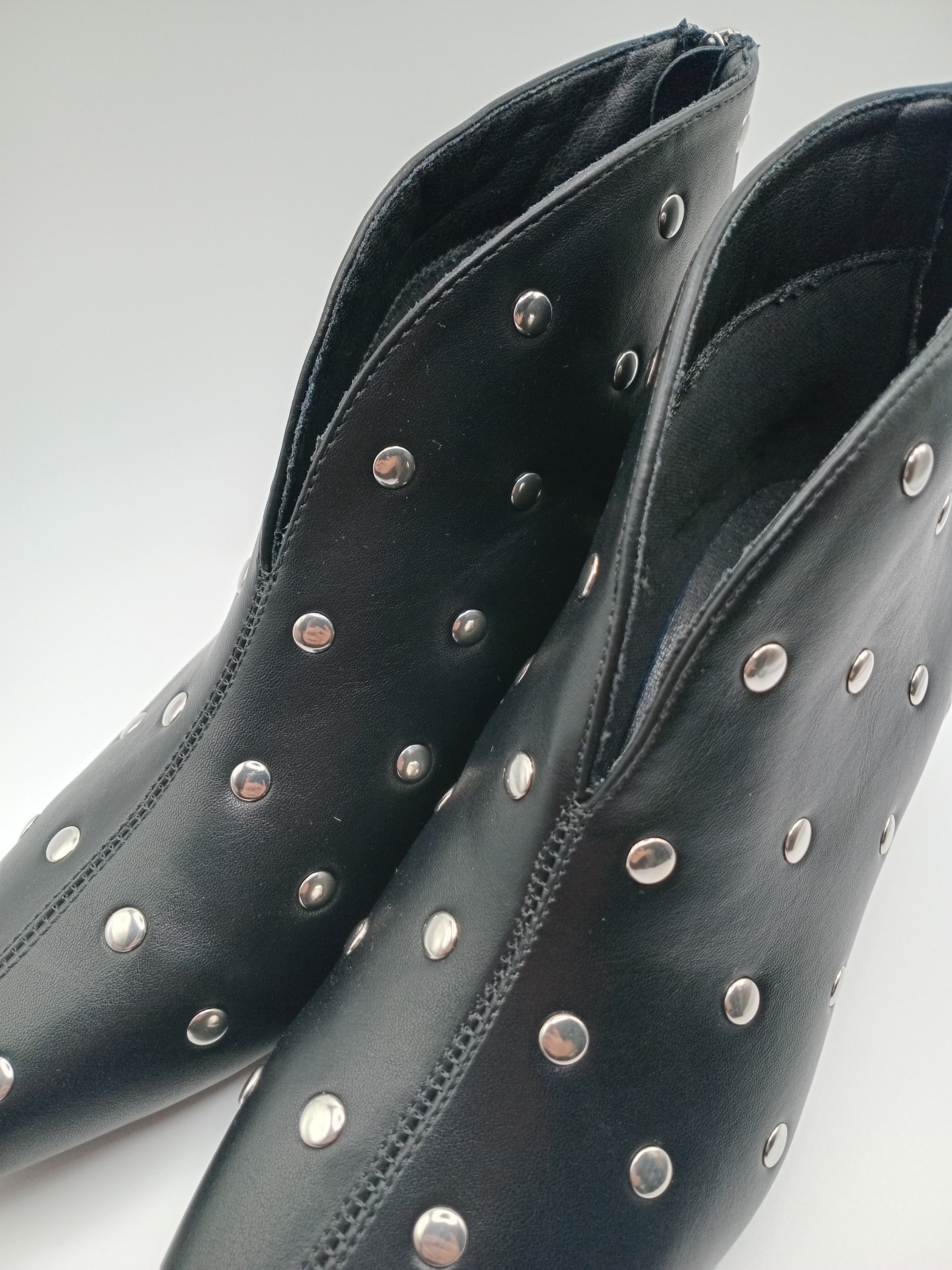 BOTA SALTO BUONAROTTI PRETO ECO PELE ZIPER TAXAS FENDA BICO QUADRADO