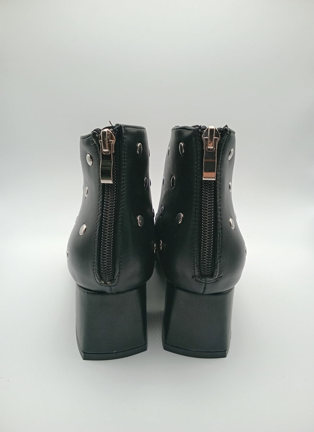 BOTA SALTO BUONAROTTI PRETO ECO PELE ZIPER TAXAS FENDA BICO QUADRADO